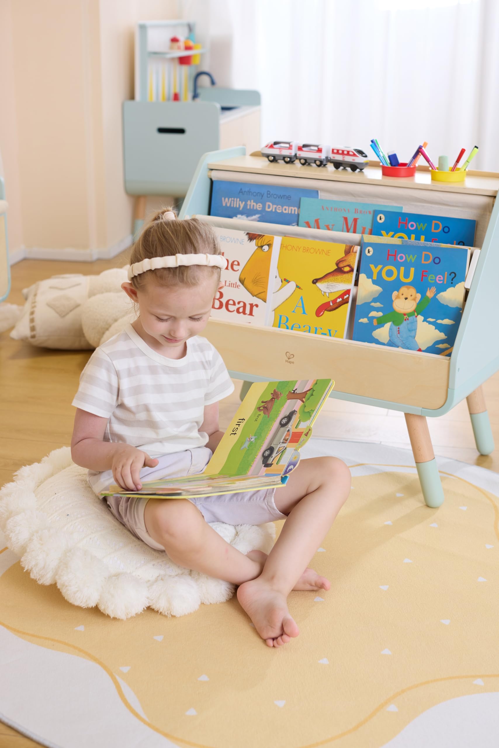 Hape Stół do czytania i rysowania – sztaluga i regał na książki w jednym, tablica suchościeralna 2 w 1, miejsce do przechowywania i akcesoria, ergonomiczny stół malarski, wykonany z drewna z funkcją