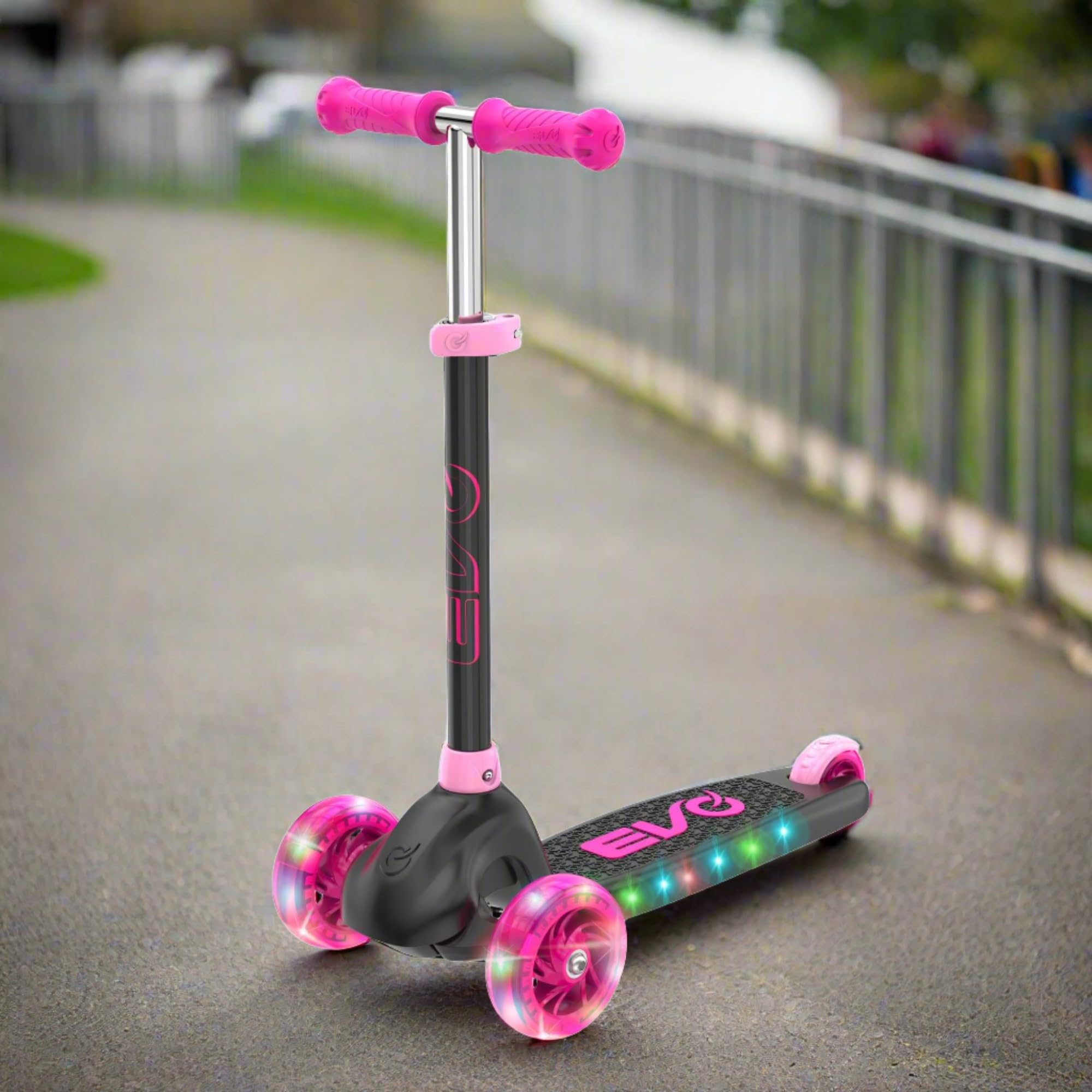 EVO Eclipse - Patinete iluminado de 3 ruedas | Patinete de empuje para niños con altura de mango ajustable | Scooter de altura de mango ajustable para niños y niñas | Patinete para niños de 3 a 12