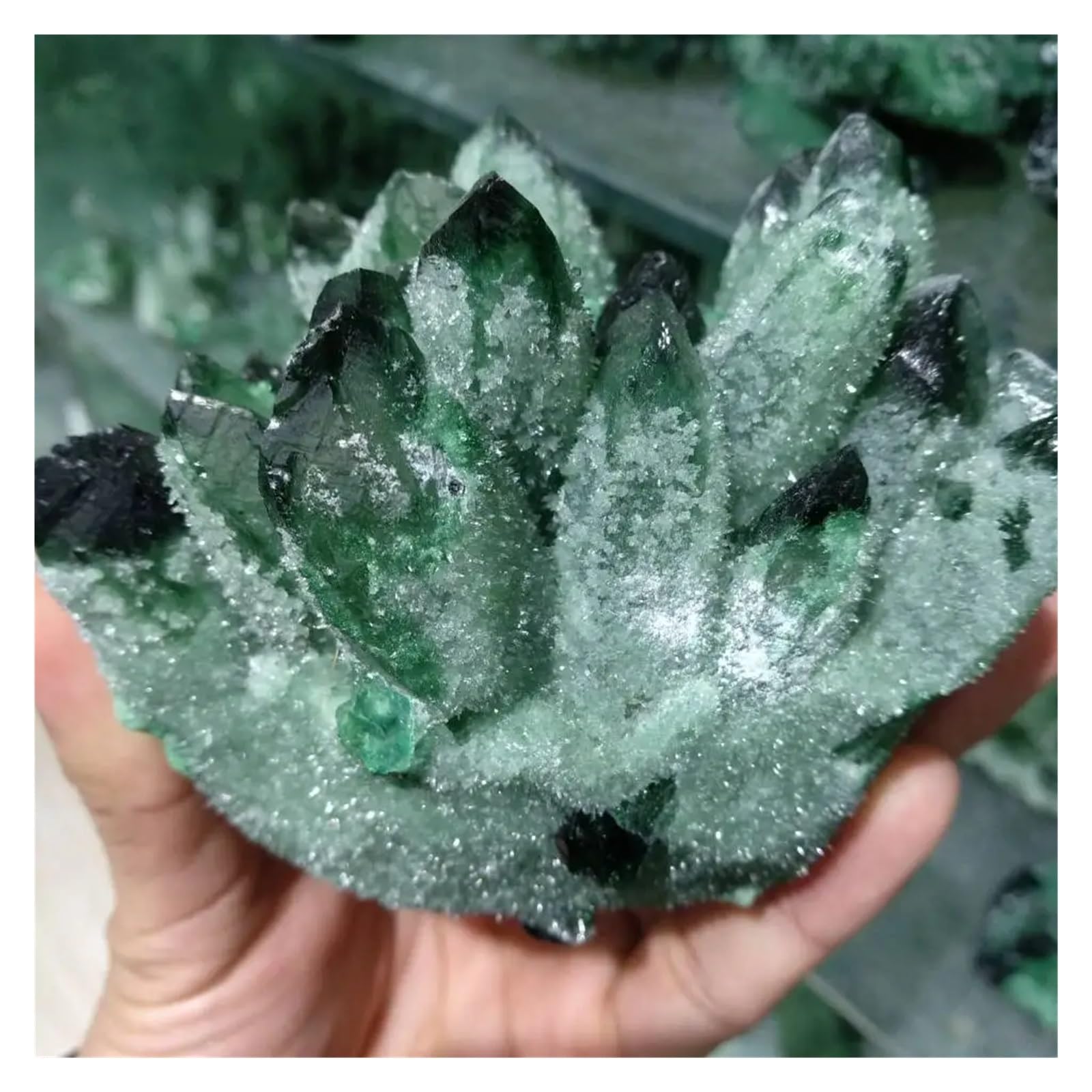 Grappe de cristal de quartz fantôme vert pour harmoniser l'ambiance de votre salon