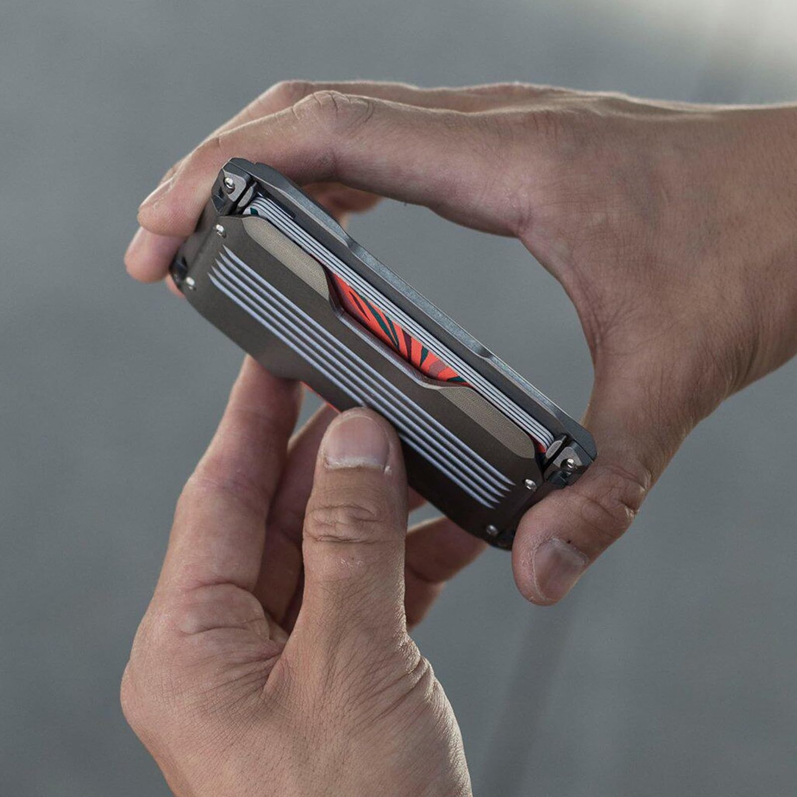 Porta Carte di Credito Tattico in Metallo con Blocco RFID, Portafoglio Antifurto a Gabbia di Faraday per Uomo, Protezione Contro Danni Magnetici e Scansioni Non Autorizzate, Porta Badge Sottile(Black)