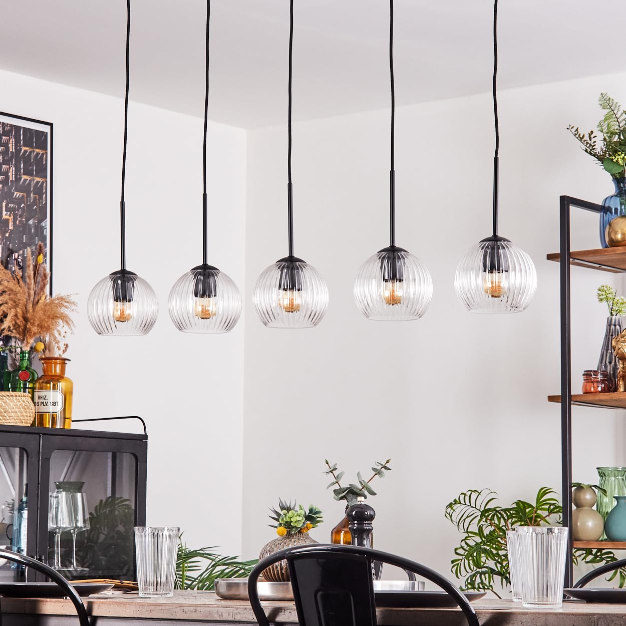 Pendelleuchte Koyoto, Hängeleuchte aus Metall/Riffelglas in Schwarz/Klar, Leuchte im modernen Retro/Vintage-Design mit Schirmen aus Glas (Ø 15 cm), Höhe max. 135 cm, 5 x E27, ohne Leuchtmittel
