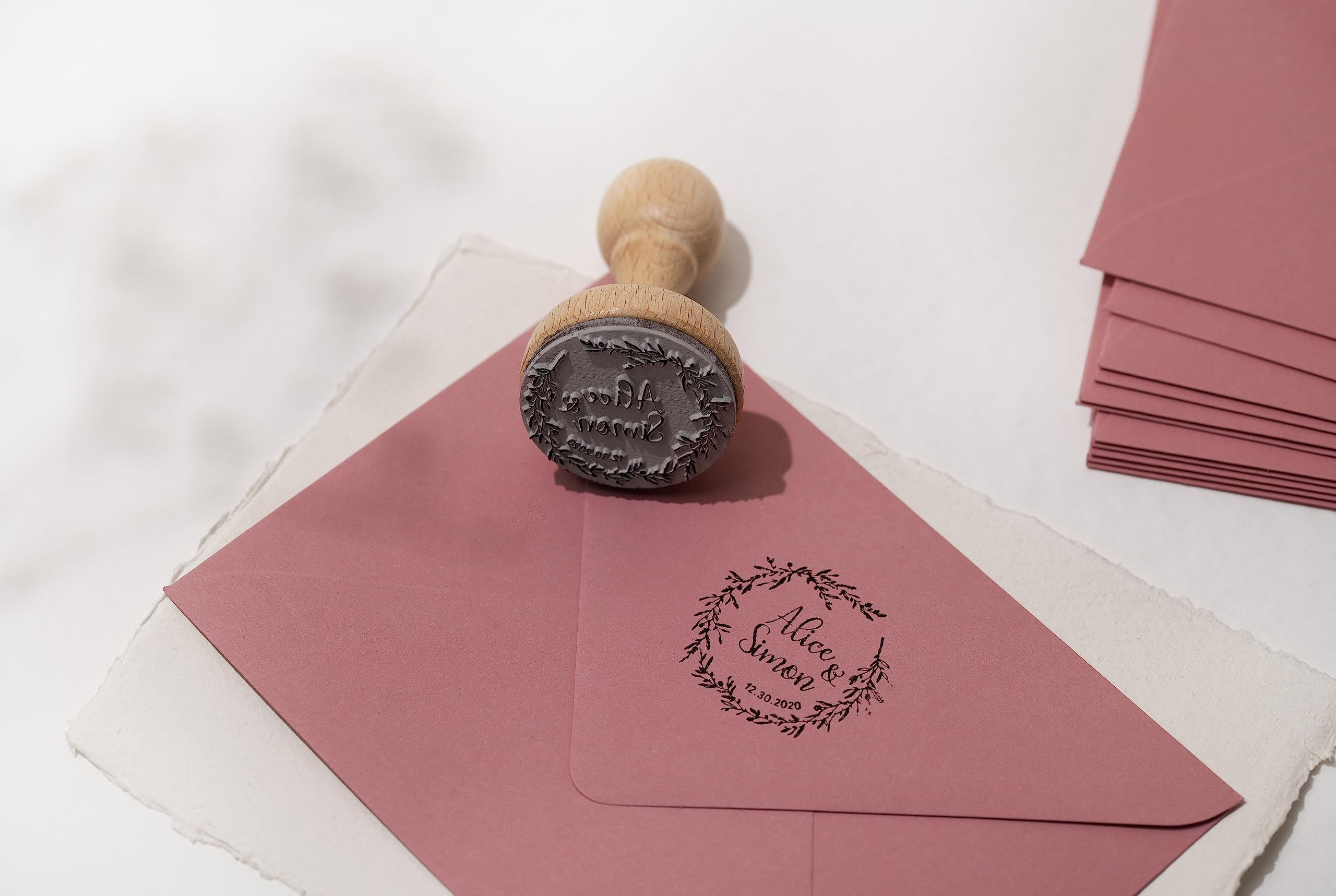 Stamp by Me | Sello Personalizado para Boda | 12 Diseños Exclusivos | Sello de Madera | Ideal para Sobres e Invitaciones de Boda | Tampón de Tinta | Nombres y Fecha |Corona de Círculos y Flores Boho