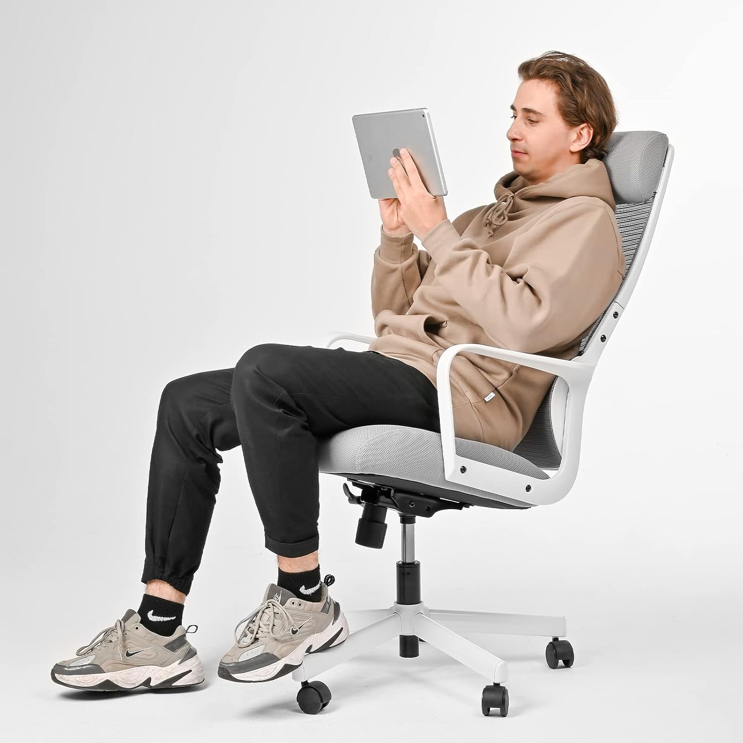 Detailed dimensions of the MELOKEA office chair, including height, width, depth, and cushion thickness.