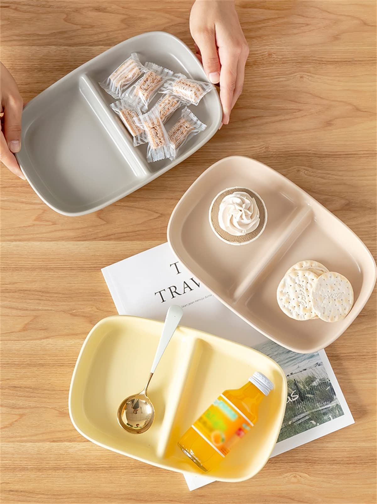 Taca do serwowania z 2 przegródkami, dzielone talerze Wyjątkowy talerz porcelanowy z przegródkami Podawaj chipsy i dipy, cukierki, orzechy, owoce, warzywa Dania z przekąskami Idealne na imprezy (Colo