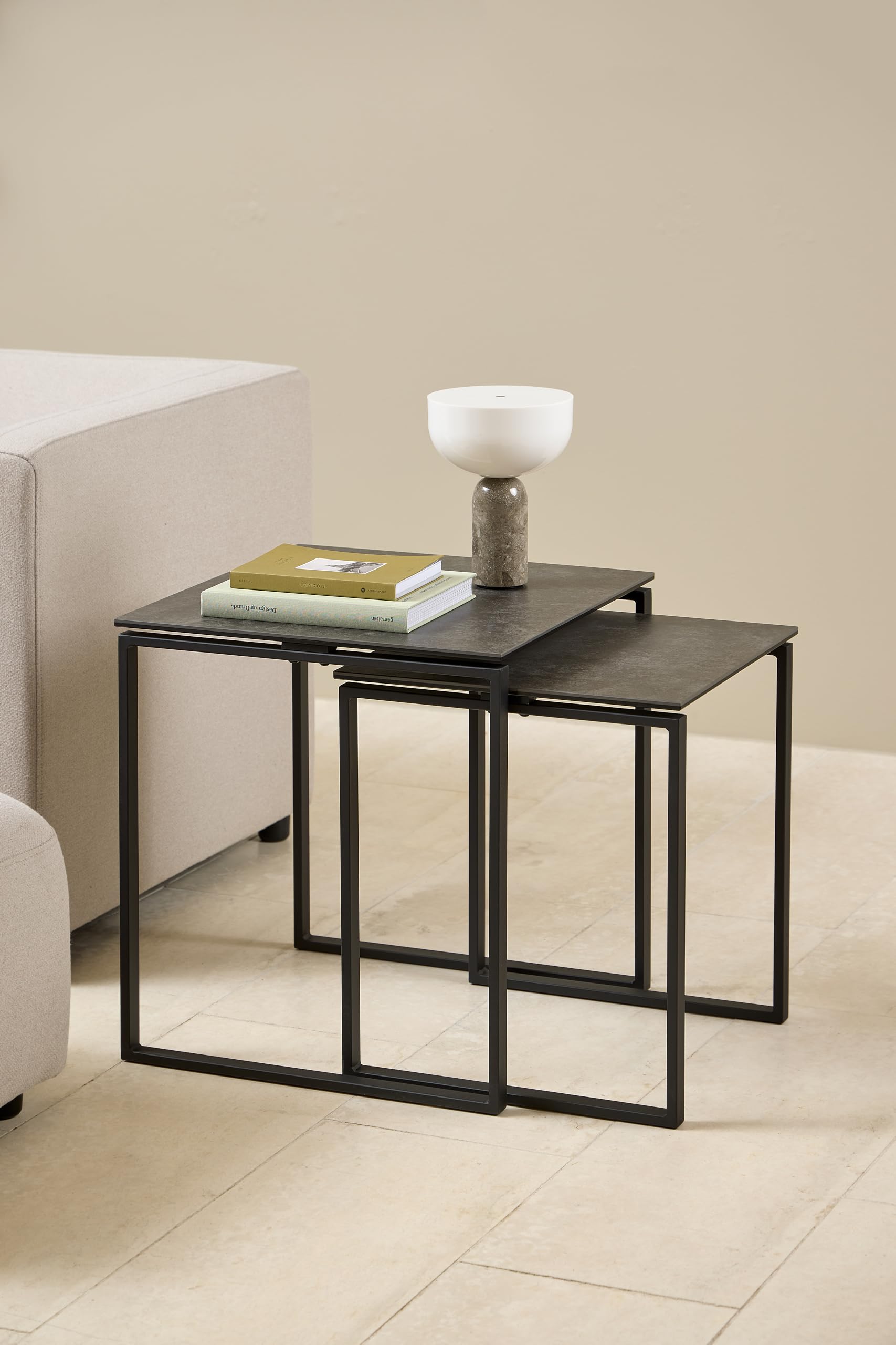 AC Design Furniture Jannis Quadrat Couchtischsatz, Tischplatte schwarz Fairbanks rau keramisch, Kufe Gestell matt schwarz rau pulverbeschichtet Stahl mit Satz aus 2 stück, 50x50x55 cm