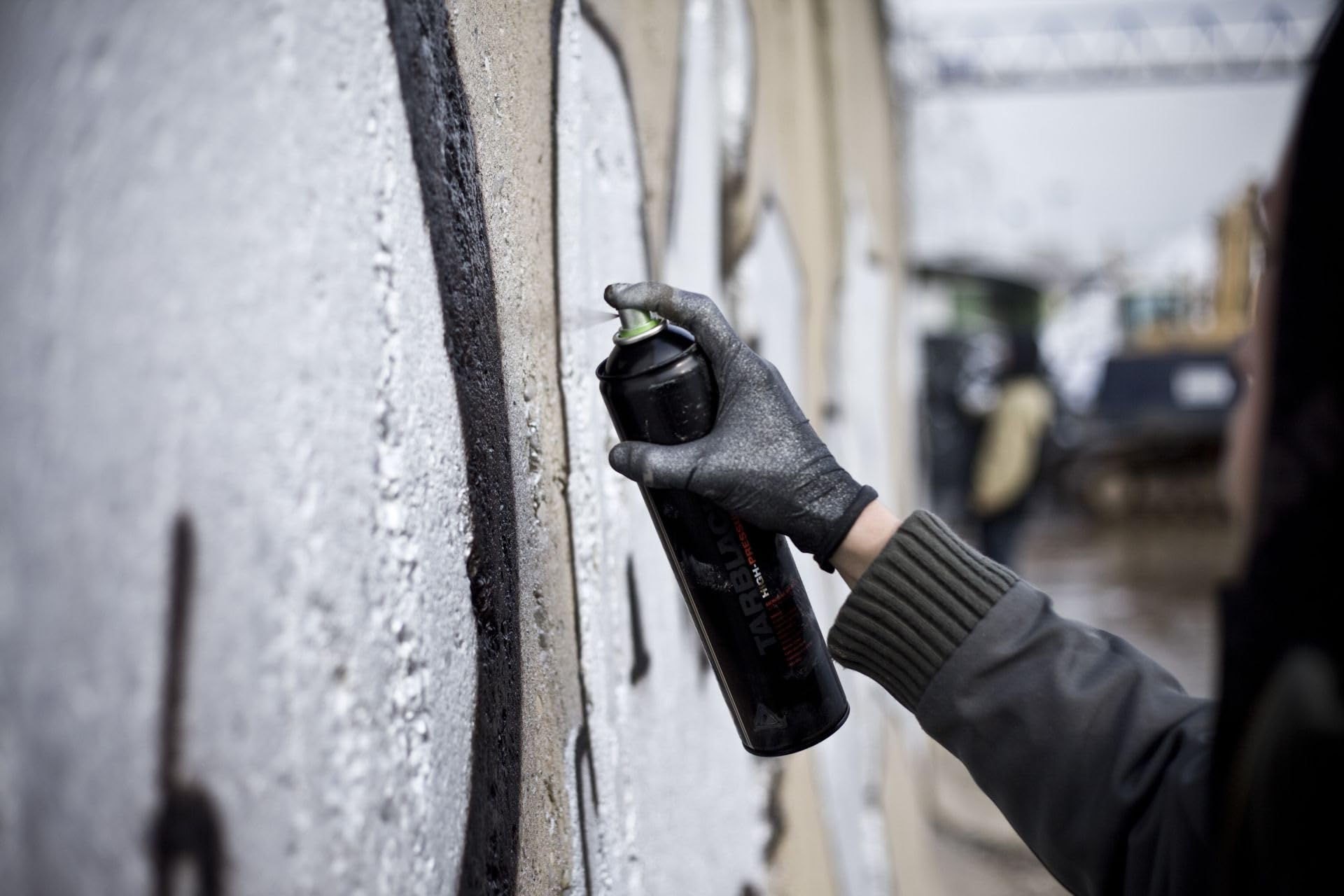 Montana TARBLACK + Silverchrom | 6 x 600ml Hochdruck Spraycans | Winterfest | Optimale Leistung auch bei kaltem Klima!