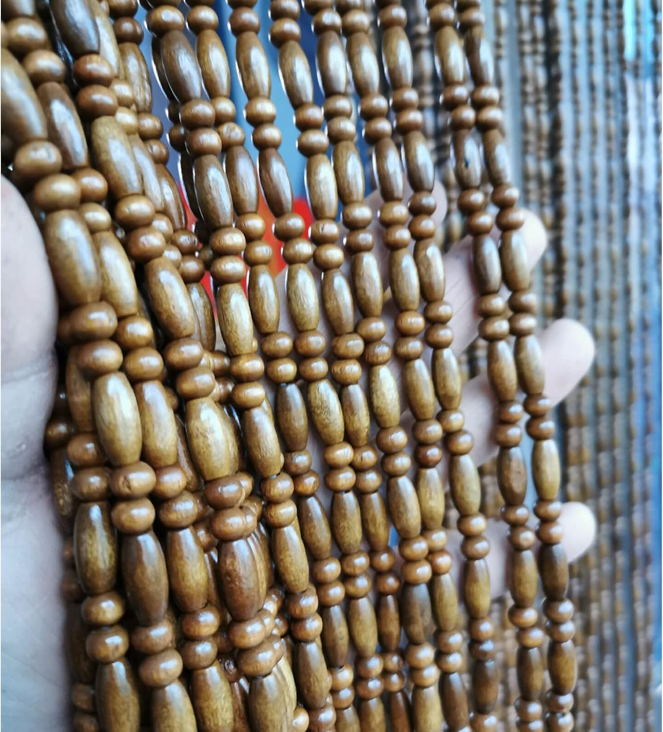 Cloison de séparation en perles de bois pour un salon chaleureux et modulable