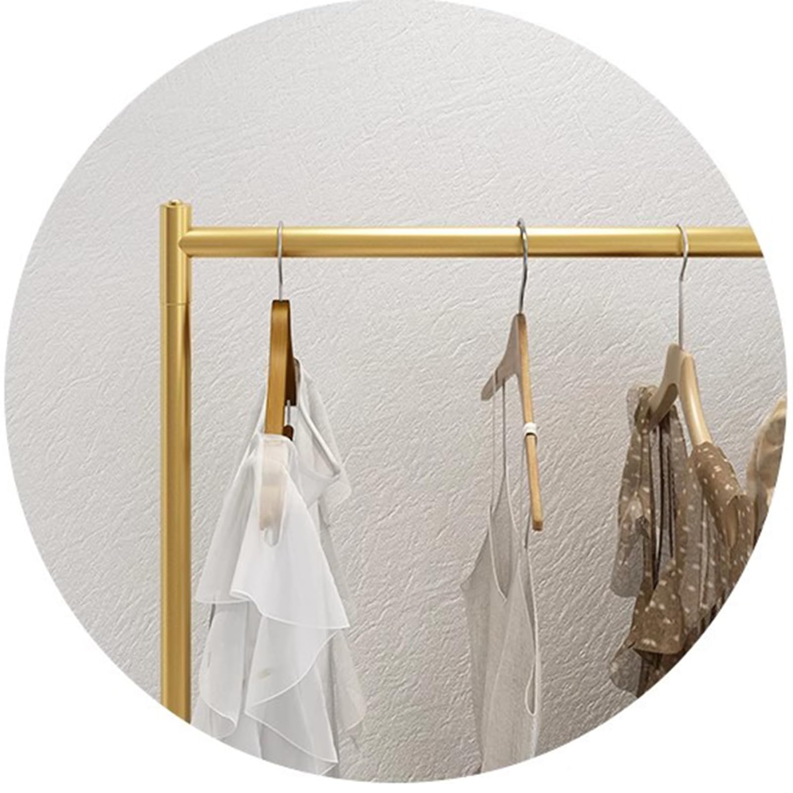 Porte-manteau sur pied en métal doré au design élégant pour dressing moderne