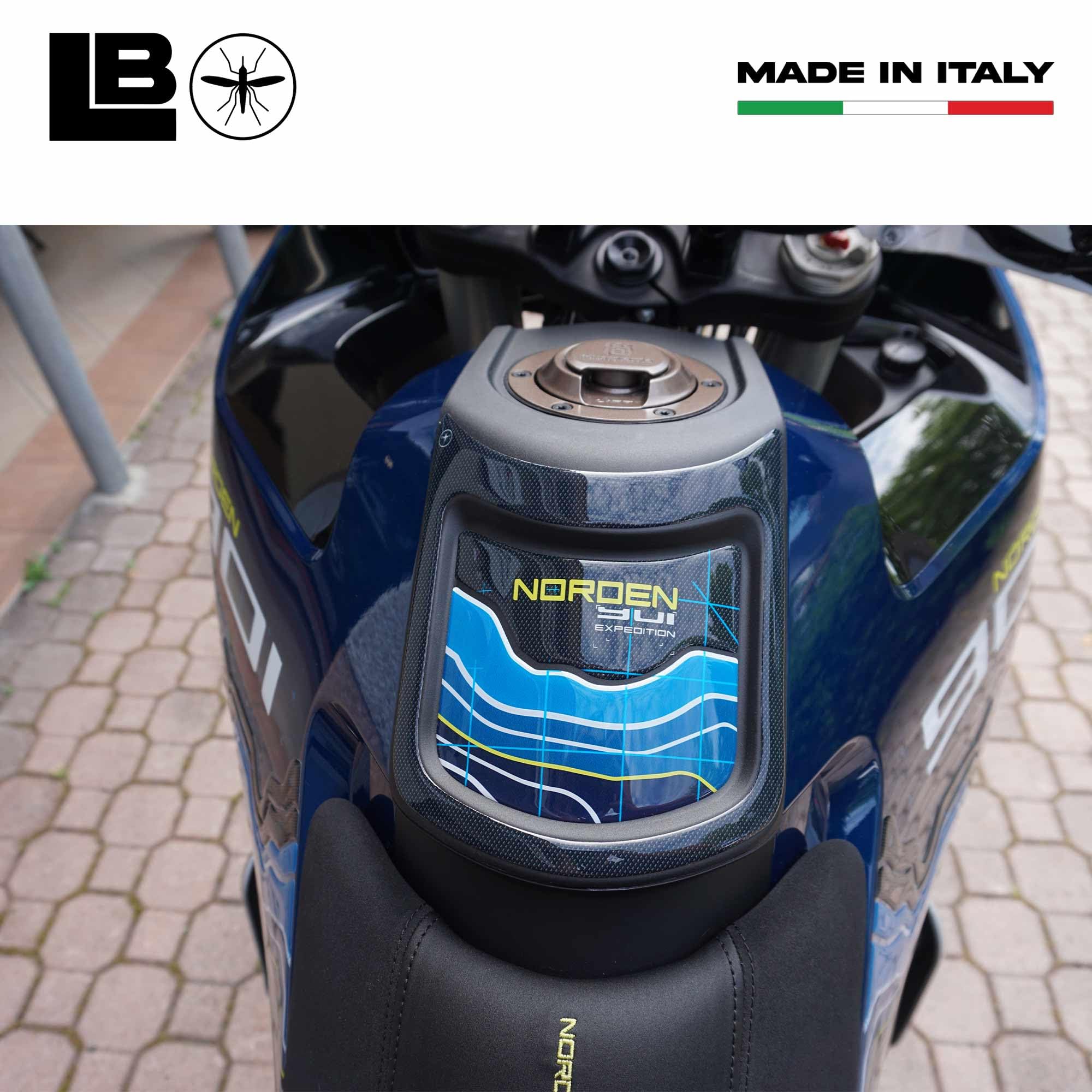 labelbike - Adesivo 3D Moto Paraserbatoio Protezione e Decorazione in Resina compatibile con Husqvarna Norden 901 2023