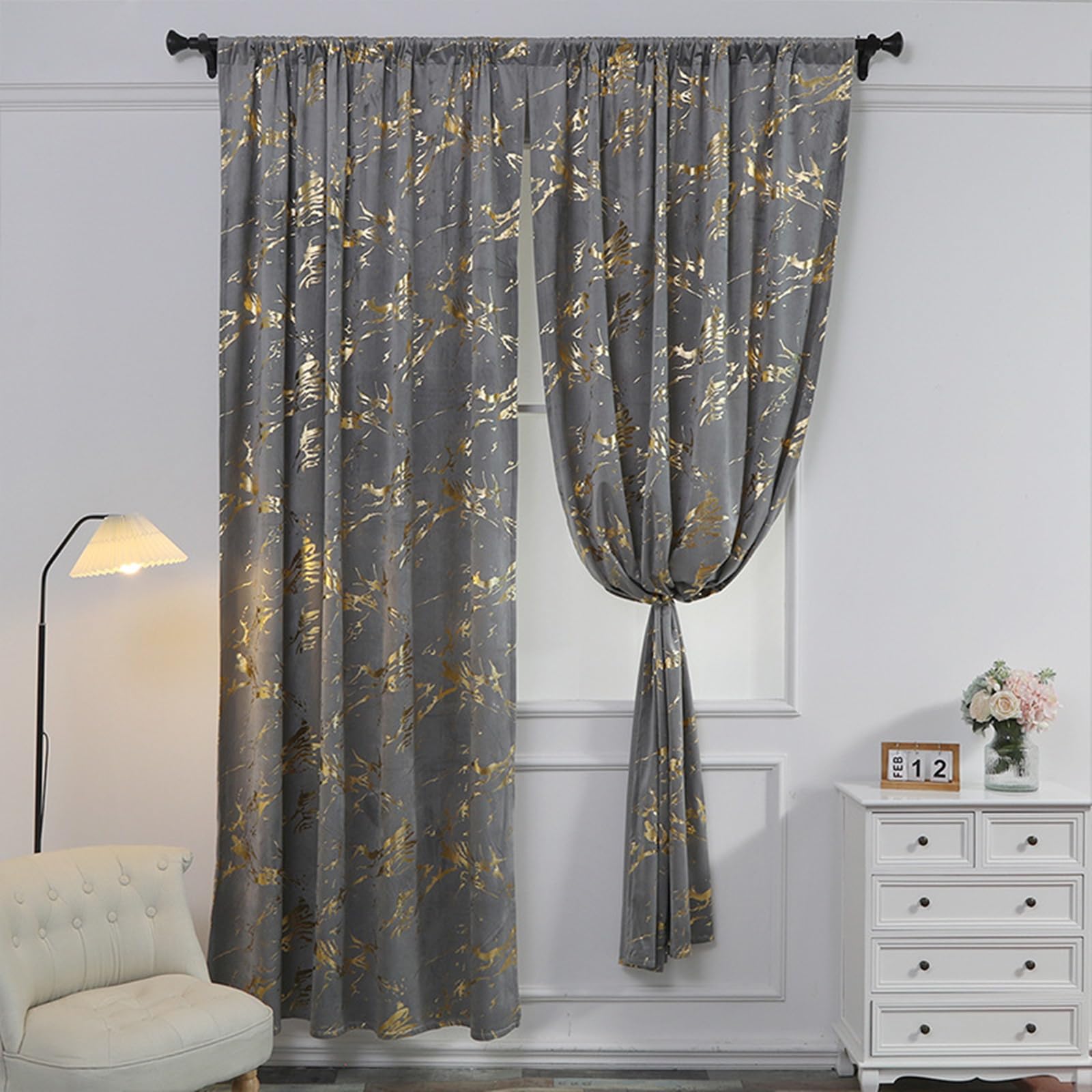 Rideaux occultants en velours gris marbre doré créant un cocon chaleureux dans la chambre
