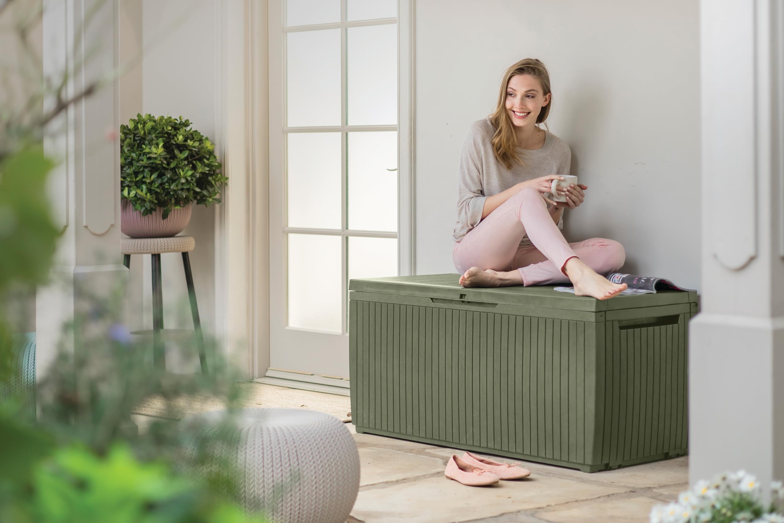 Keter Springwood - Caja de almacenamiento para jardín, hasta 305 L, 123 x 53,5 x 57 H, color verde