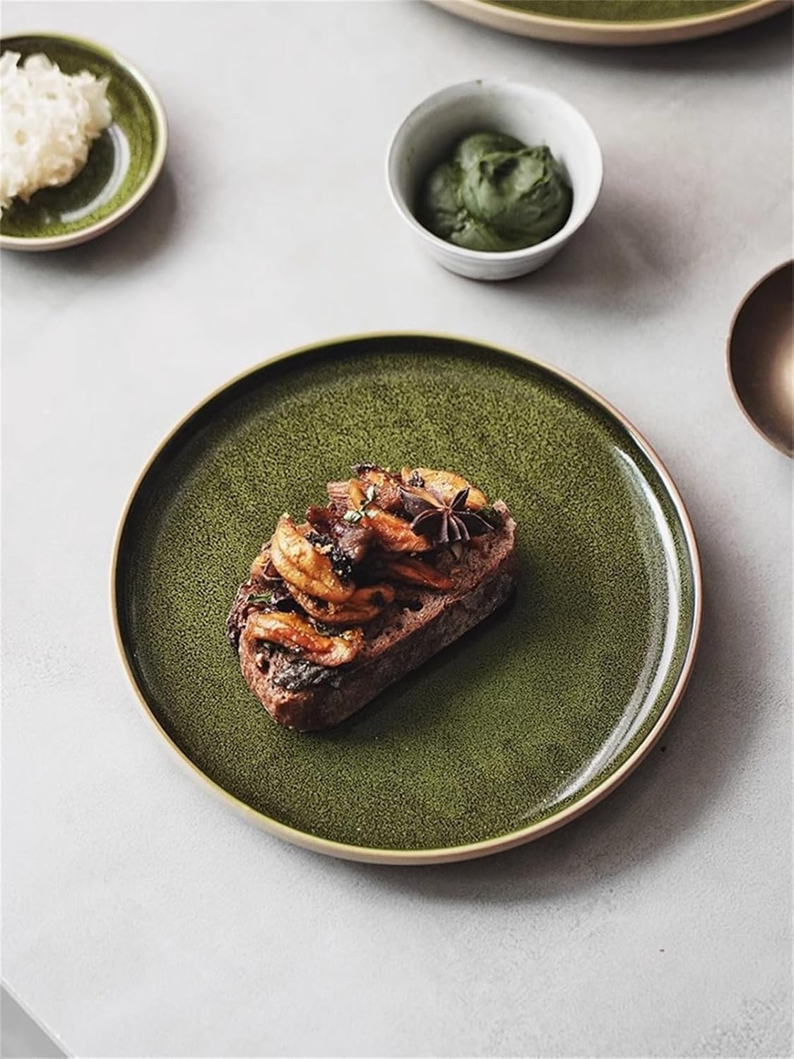 Platos de comedor de porcelana, plato redondo poco profundo para uso doméstico y comercial, plato de cena esmaltado verde de 10.5 pulgadas, ideal para carne y más