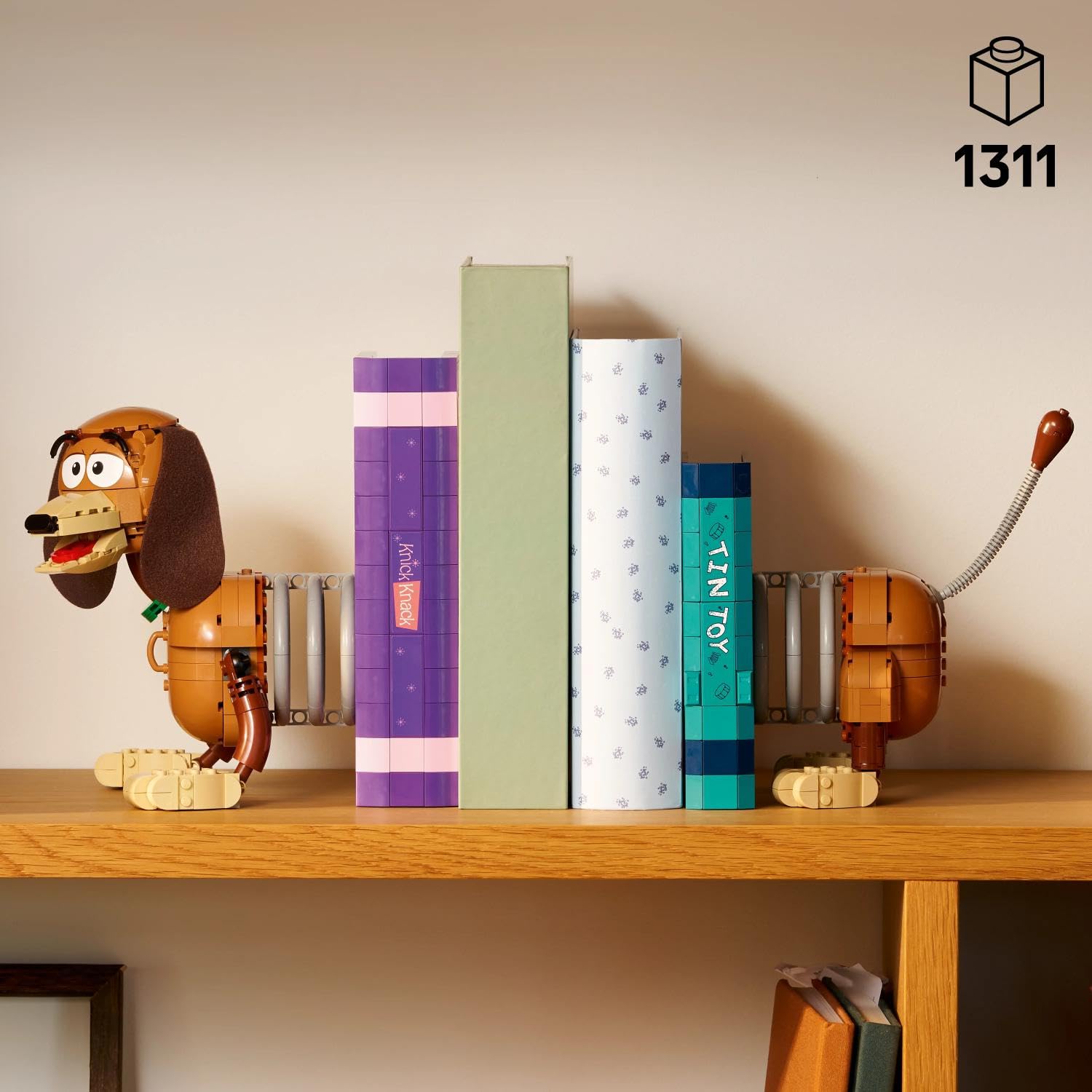LEGO ǀ Disney and Pixar Toy Story: Slinky-Buchstützen - Bücherregal-Deko Bauset für Erwachsene - inkl. Woody Minifigur & Dackelfigur - Nostalgisches Geschenk für Fans - 43301