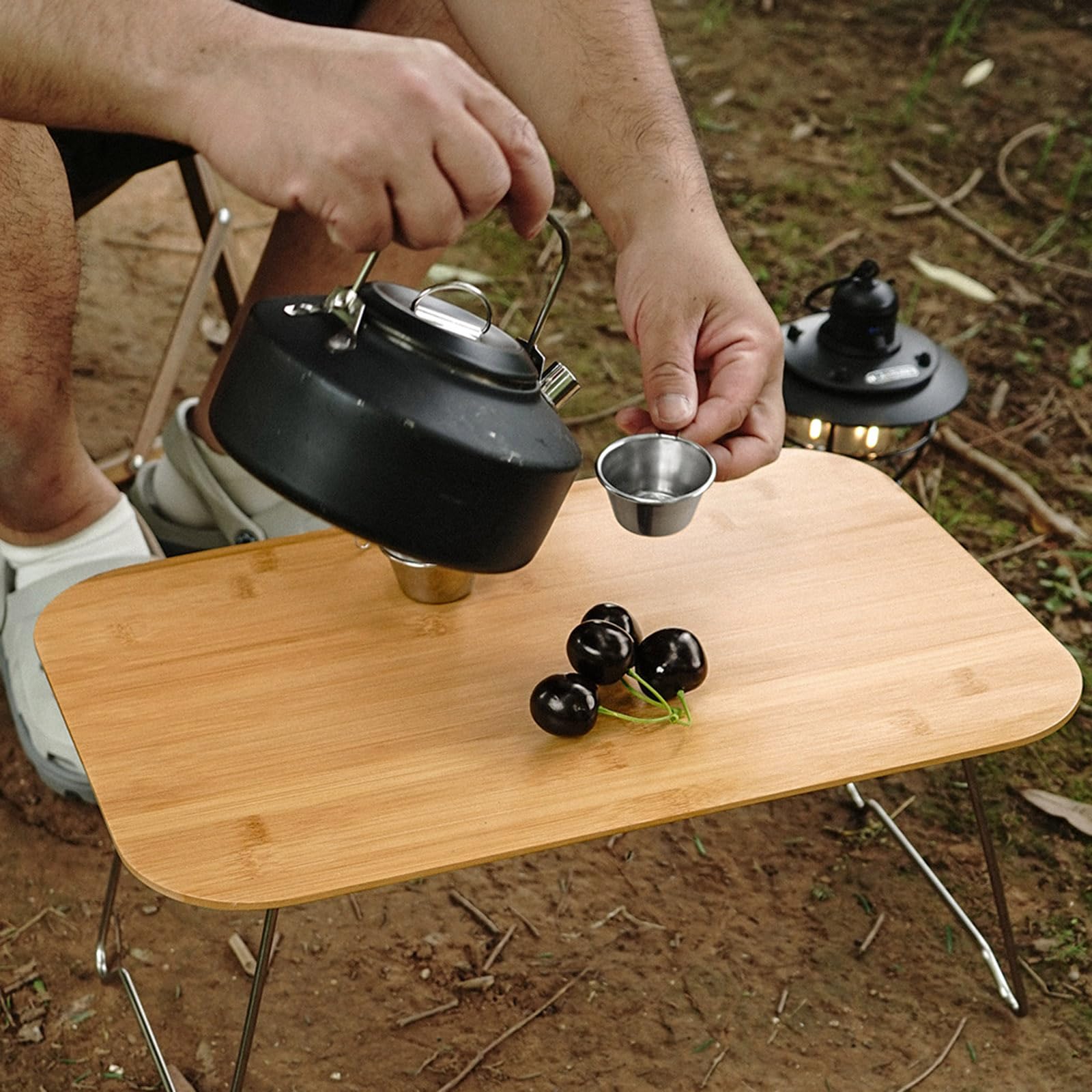 Tragbarer faltbarer Bambustisch für Outdoor-Camping & Picknicks, platzsparendes Design, Edelstahl-Zubehör, leichte Campingausrüstung, perfekt für Reisen