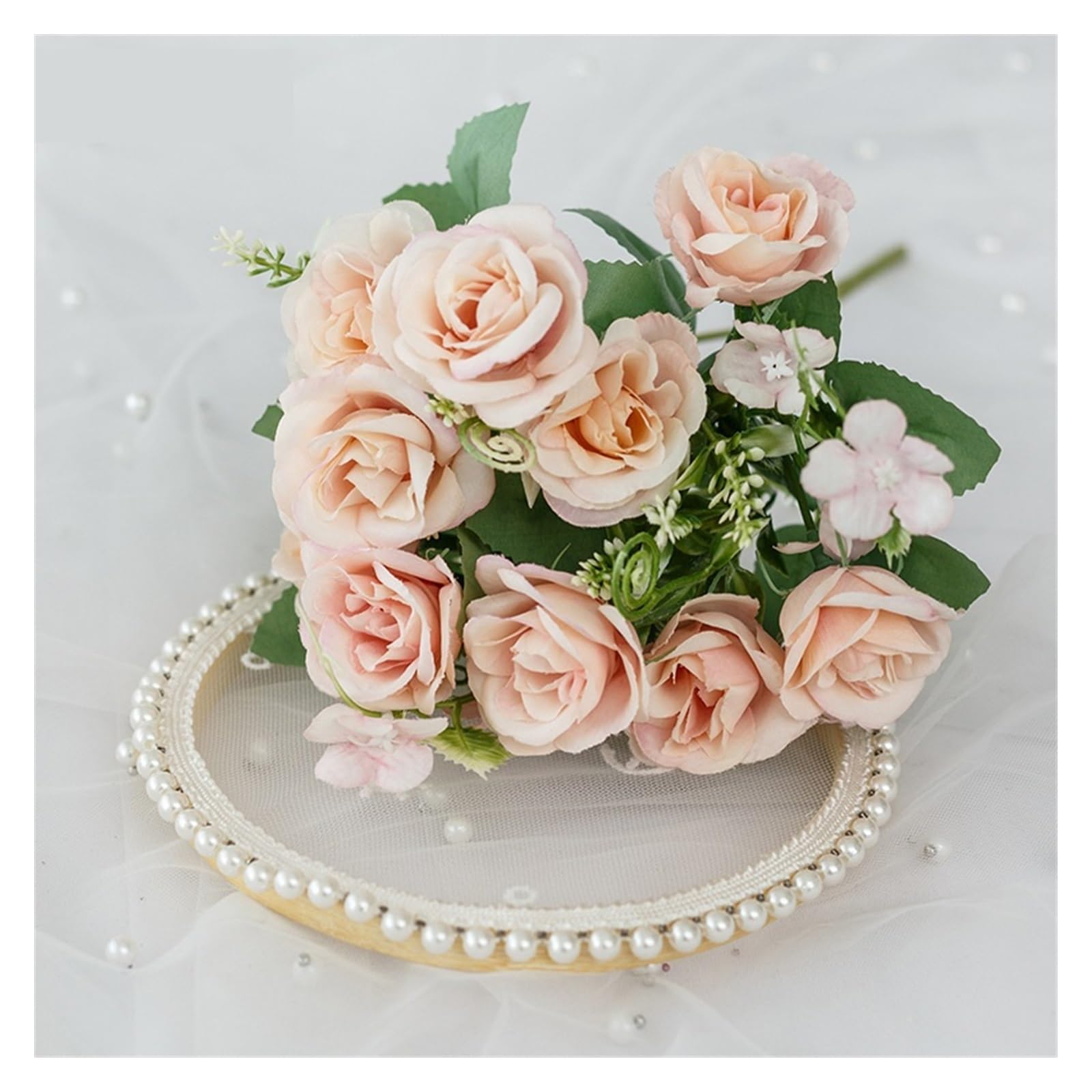 Fleurs artificielles dans un vase d'exception avec roses faites à la main pour mariage chic