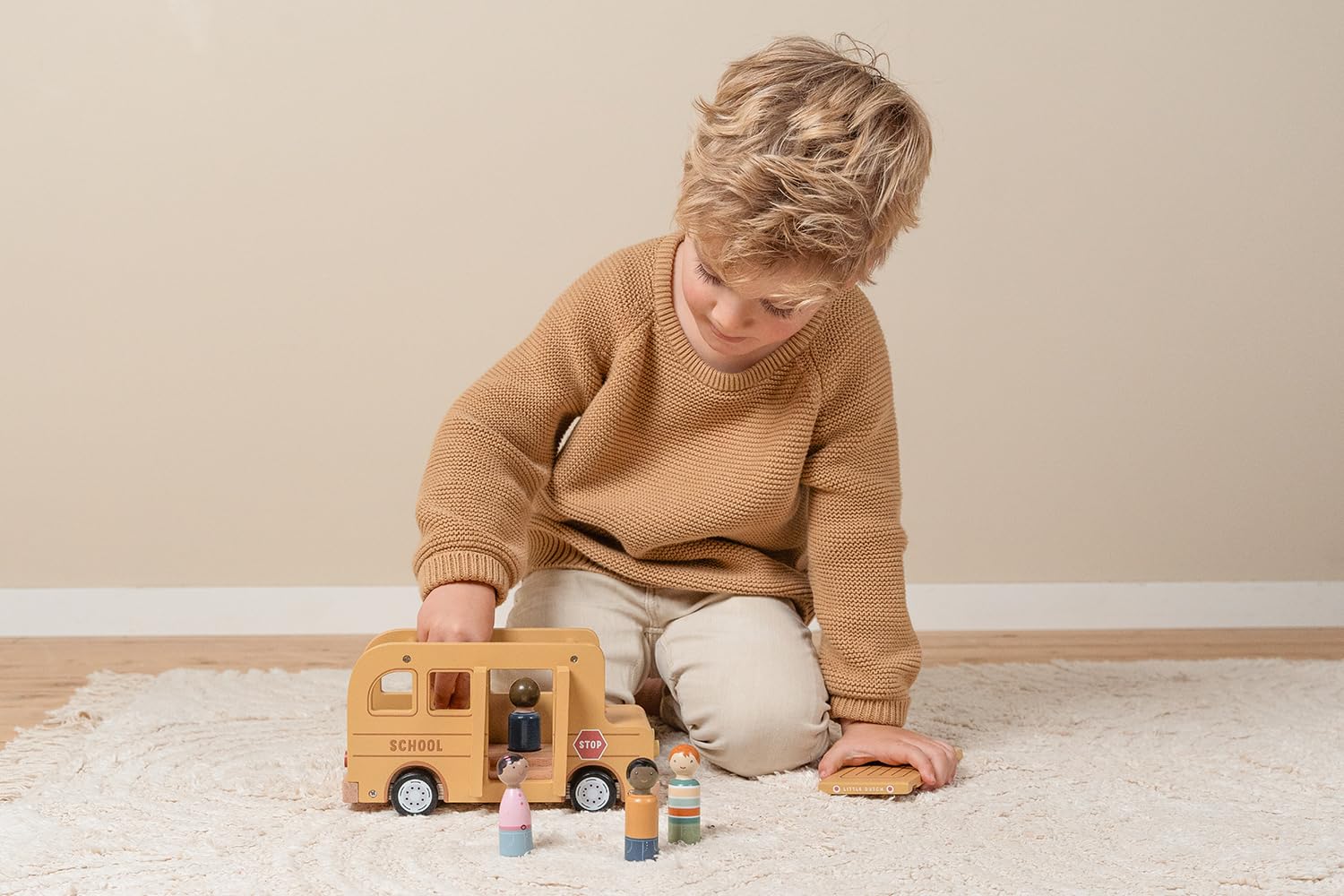 Little Dutch Schulbus Bus Auto inkl. Spielfiguren Holz Kinder - gelb