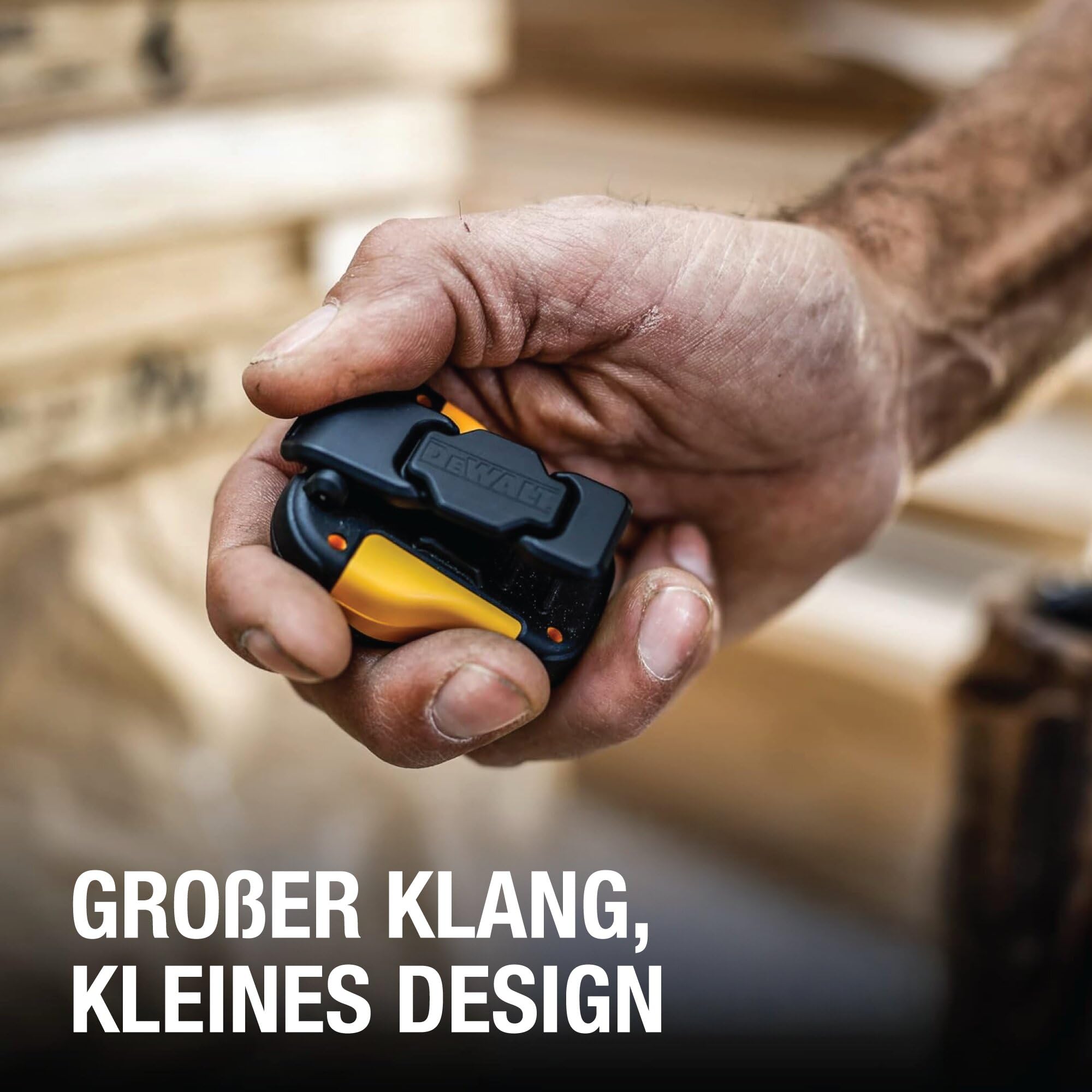 DEWALT Wearable Bluetooth Tragbarer Lautsprecher – Magnetischer Clip-On Wireless Speaker, Jobsite Pro, wasserresistent, Hands-Free Musik & Anrufe, Outdoor & Baustelle, Gelb