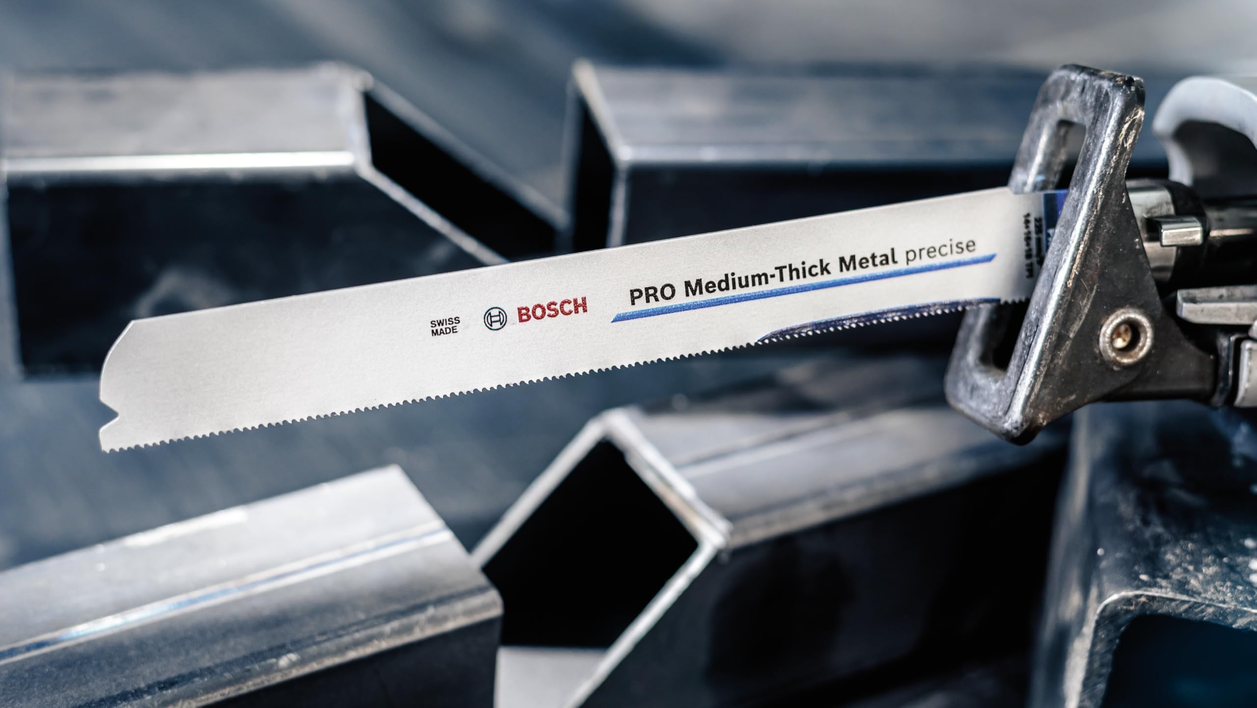 Bosch 25 hojas de sierra sable PRO Medium-Thick Metal S1137BEF precise (para tubos y perfiles de metal, metales no ferrosos, longitud 225 mm, accesorio profesional sierra de sable)