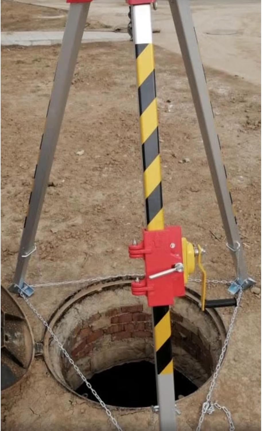 Adjustable 7' Safety Rescue Tripod Kit with Self-Locking Winch, High Load Capacity, Fall Protection Bracket for Confined Space, Well & Sewer Rescue Operations