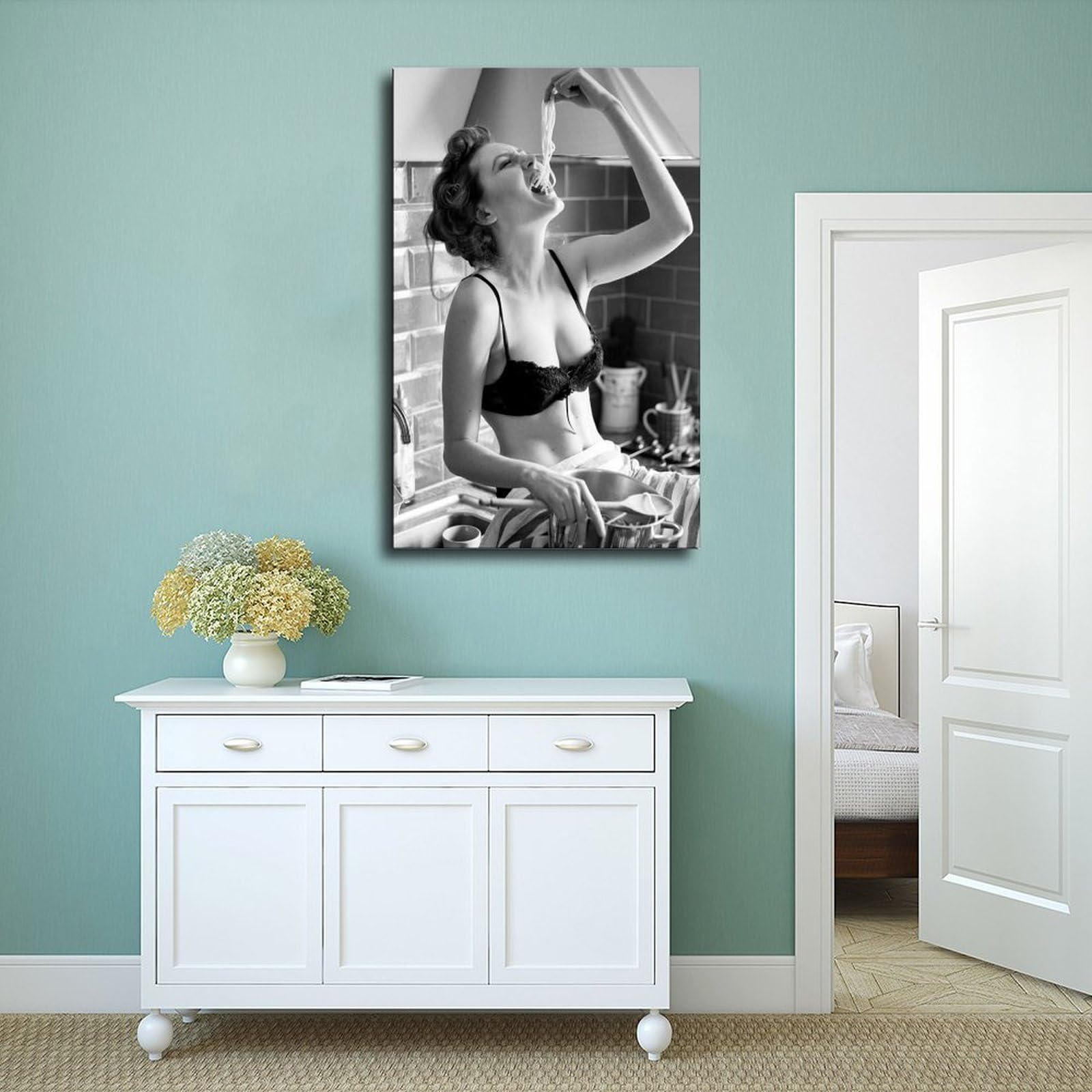 Spaghetti Girl, Spaghetti Woman, Pasta Time, Pasta Moment Scandi S, Barilla, Schwarz und Weiß, Wohnleinwand, Wandkunst, Poster und Drucke, Raum, ästhetische Schlafzimmer, Bürodekoration, 61 x 91 cm