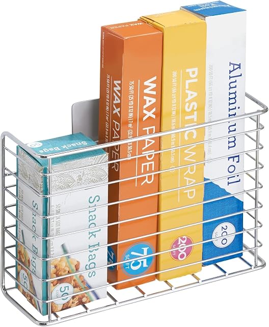 mDesign Stylowy wiszący koszyk Metalowy koszyk do przechowywania akcesoriów kuchennych Przyklejany organizer do kuchni na ścianę Chrom