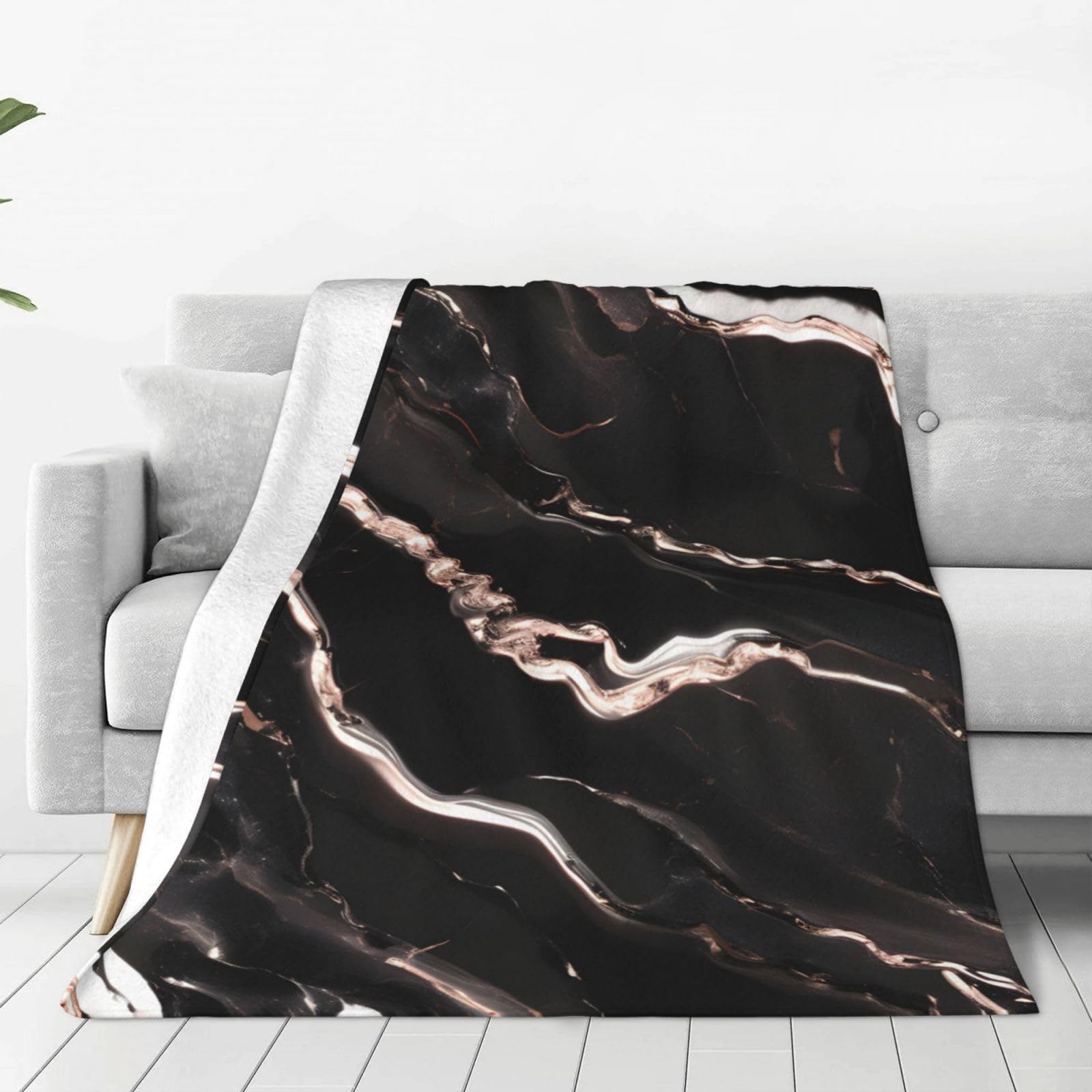 Couverture polaire chaude pour cocooning sur canapé design marbre