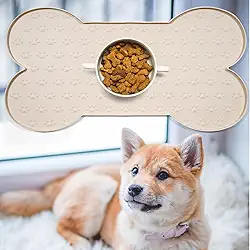 Tapete de silicone para ração para cães, em forma de osso, impermeável, antiderrapante, para animais de estimação, com borda elevada, jogo americano de alimentação de cães e gatos mais espesso (bege)