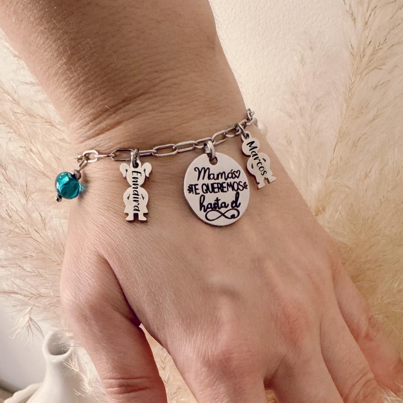 Pulsera modelo CUQUI, personalizable con los nombres de los niños y adornos, acero inoxidable, ajustable. Regalos día de la madre.