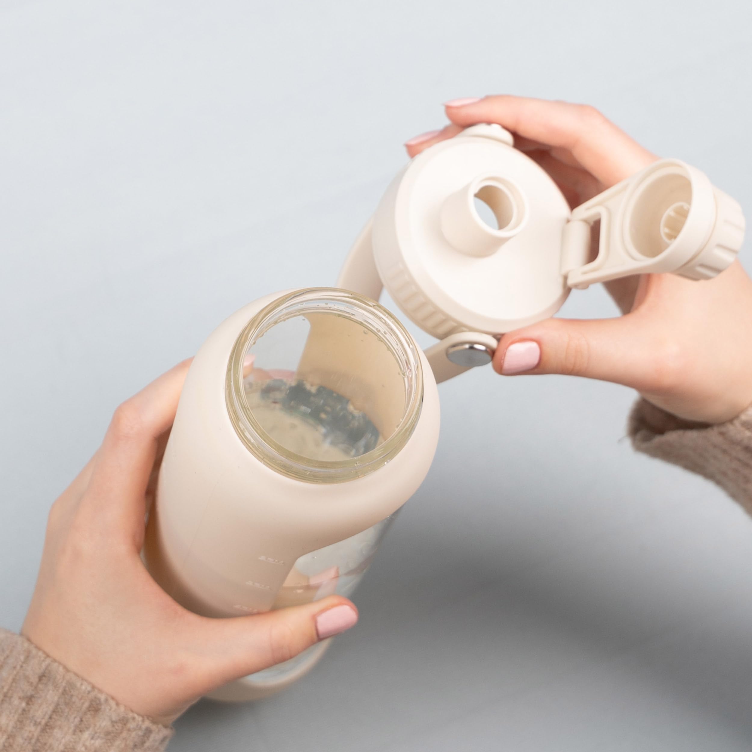for you Hydroline Glas-Trinkflasche light beige Dreierpack 1000 ml - Deckel mit Doppel-Öffnung - aus Glas mit Silikonhülle & Zeitmarkierung - Spülmaschinenfest & BPA-frei - geeignet von -20°C – 150°C
