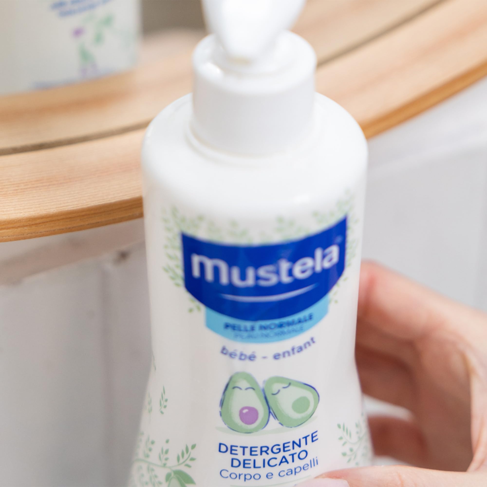 Mustela Detergente Delicato, Corpo e Capelli, per Neonati, Bambini, Adatto a tutta la Famiglia - Deterge Delicatamente e Non Brucia agli Occhi, 93% Ingredienti di Origine Naturale (750ml)