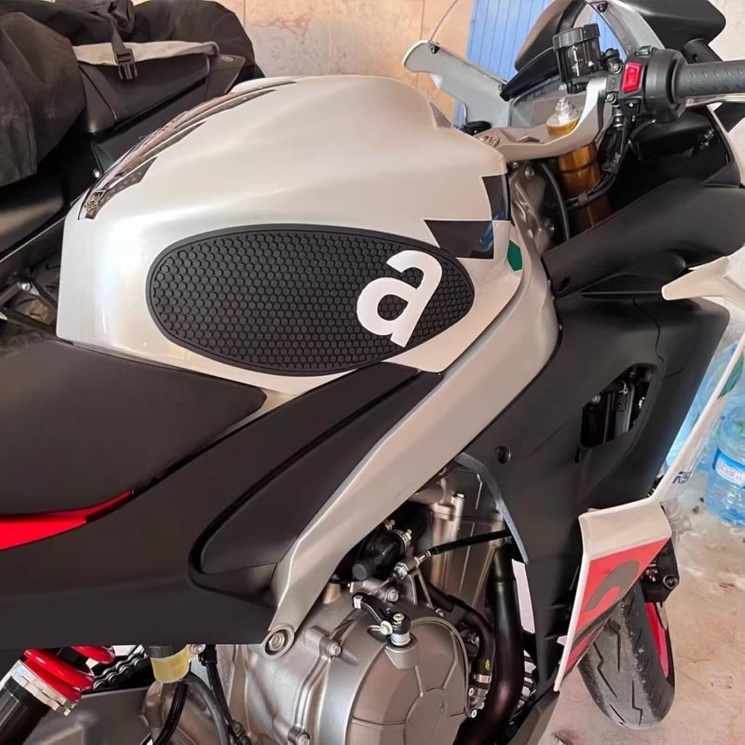 Suitable for RS660 TUONO660 Rs660 Tuono660 2026 2025 2024 2023 motorcycles, modified fuel tank anti-slip sticker, fuel tank side sticker. (Red)