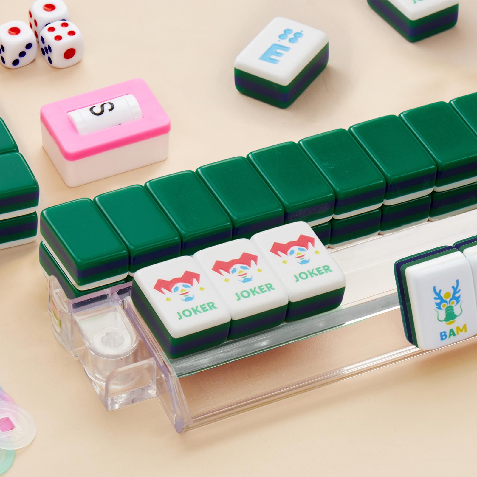 Set di piastrelle Mahjong americano (4 strati), set Mahjong da 3,2 cm con borsa per il trasporto, 160 piastrelle verdi Mahjong da viaggio, 4 rack all-in-one e accessori, compleanno per donne