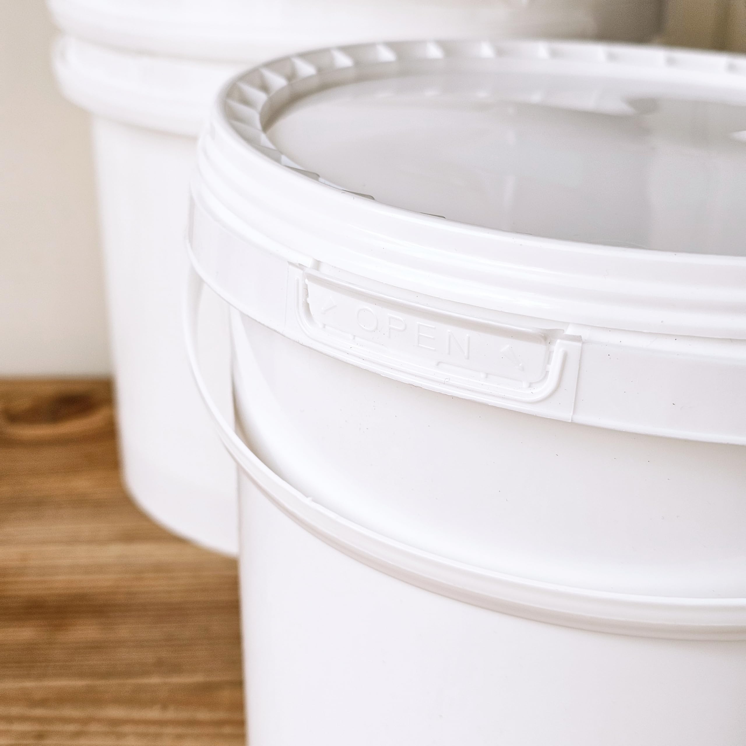 Eimer mit Deckel Weiß 5L – 5 STK. Lebensmittelecht, Luftdicht & Auslaufsicher – Stabiler PP Kunststoffeimer mit Henkel für Lebensmittel, Farbe & Lagerung (5, 5 L)