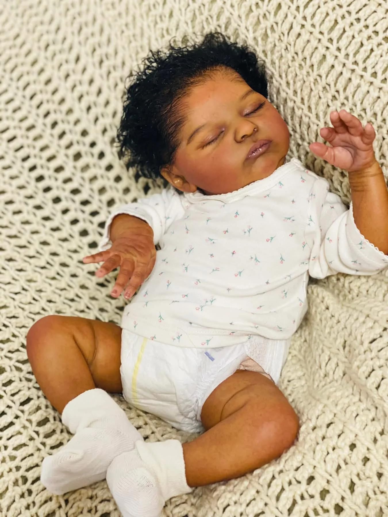 Realistyczne lalki Reborn Baby Dolls z miękkiego materiału, które wyglądają jak prawdziwe śpiące lalki niemowlęce, ciemnobrązowa skóra, miękki winyl, realistyczne lalki noworodka, zabawka