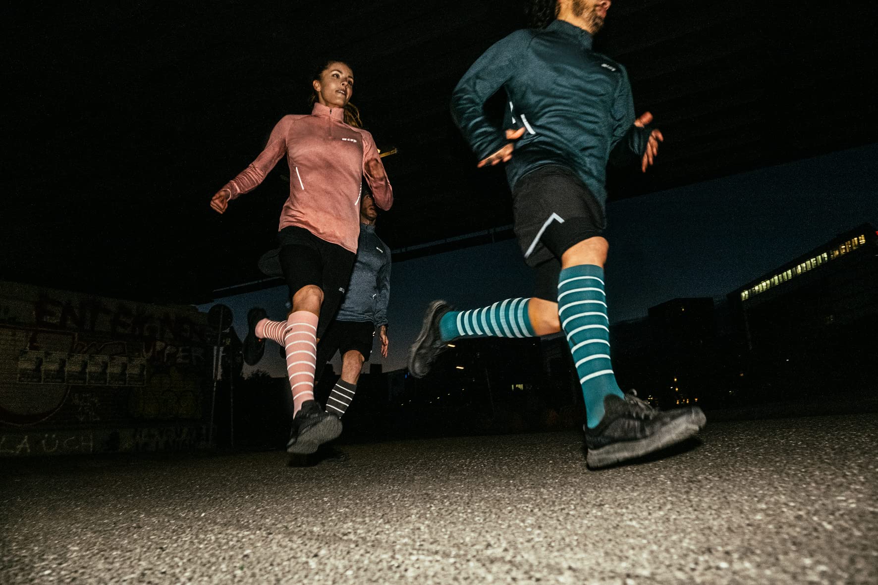 CEP - REFLECTIVE COMPRESSION SOCKS für Damen | Reflektierende Laufsocken in lila | Größe II | S