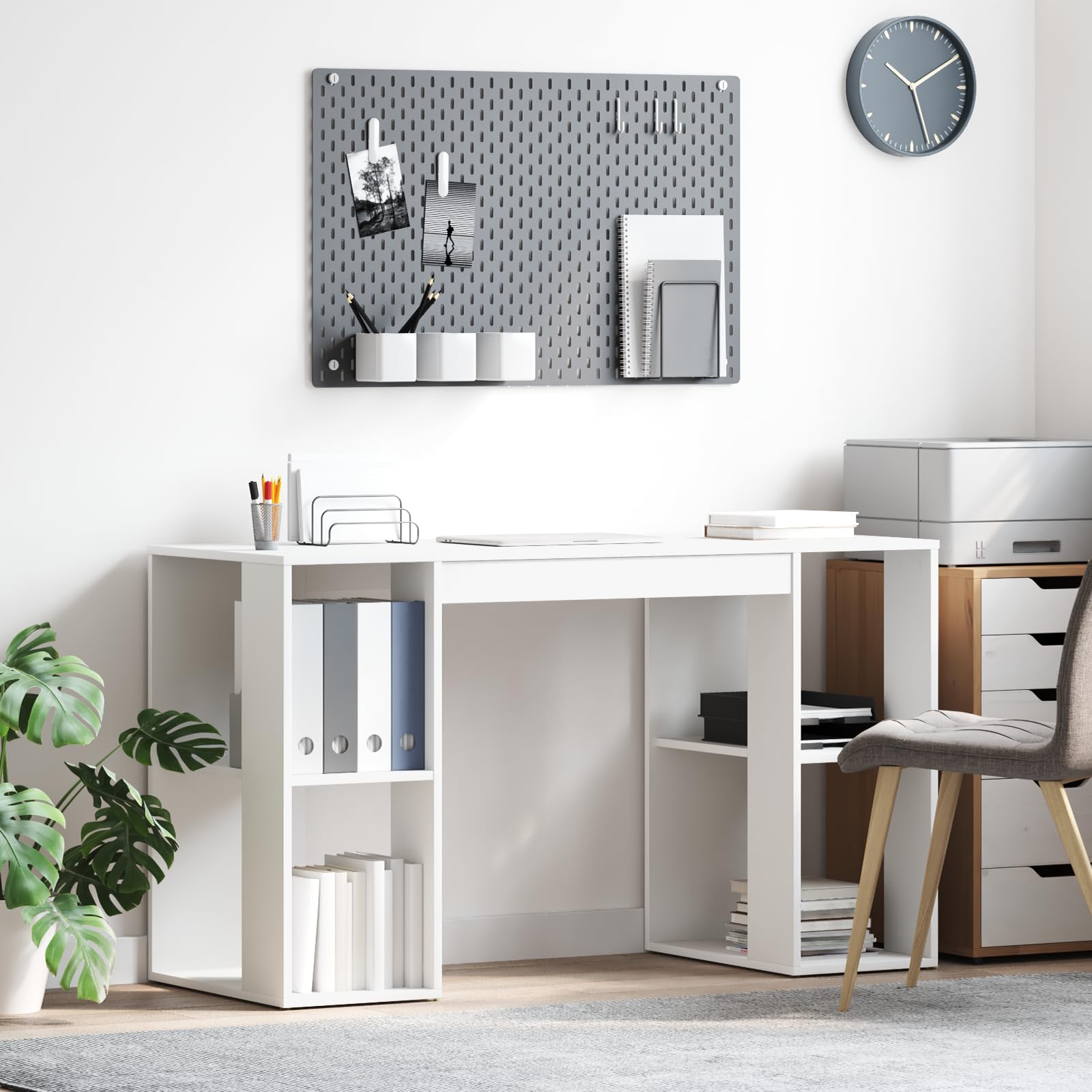 Bureau d'ordinateur blanc moderne pour créer un coin étude minimaliste et pratique chez soi