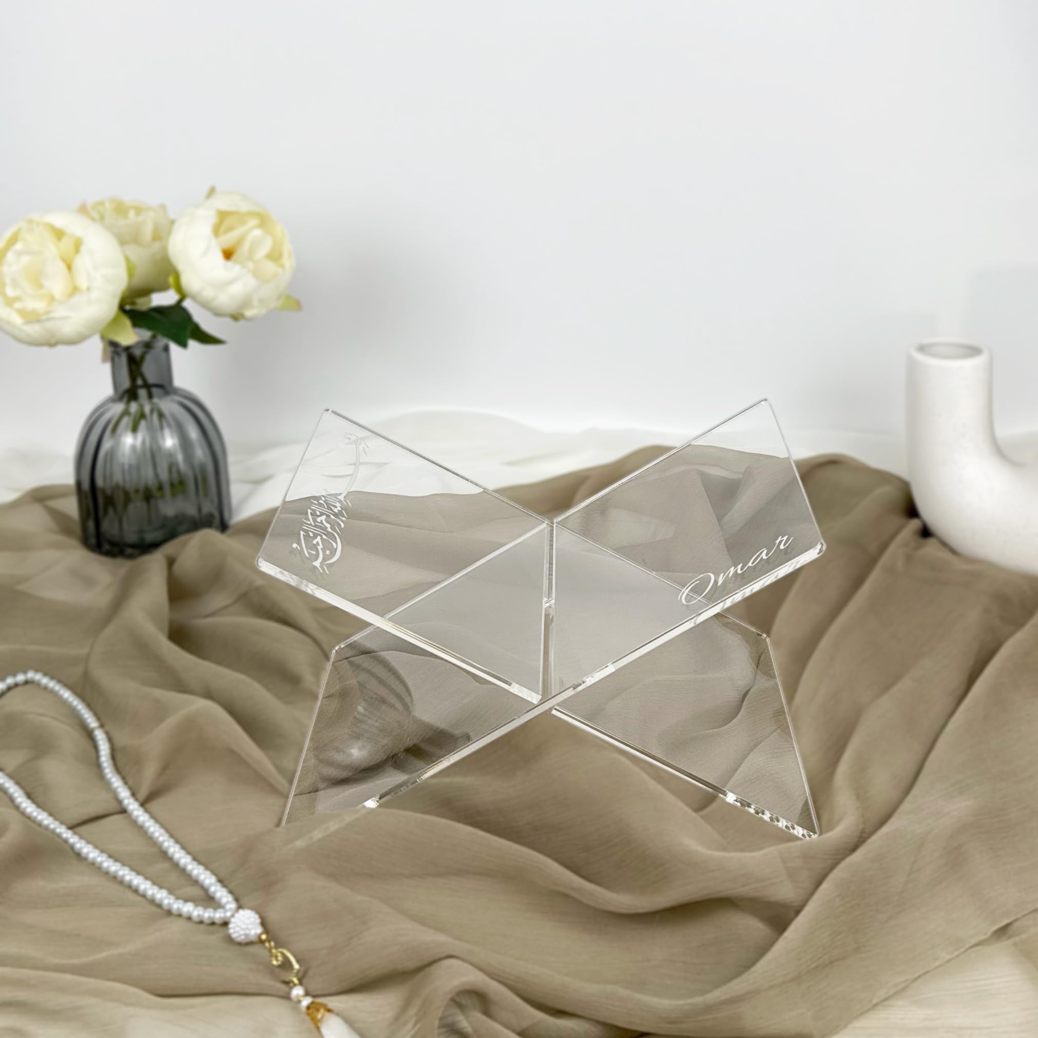 Transparent Koran-Halter| personalisiert mit Namen Koran-Lesetisch- islamisches personalisiertes Geschenk | Hochzeitsgeschenk - Ramadan, Umrah und Eid Geschenk 30x19cm Max 1.6kg (Silber)