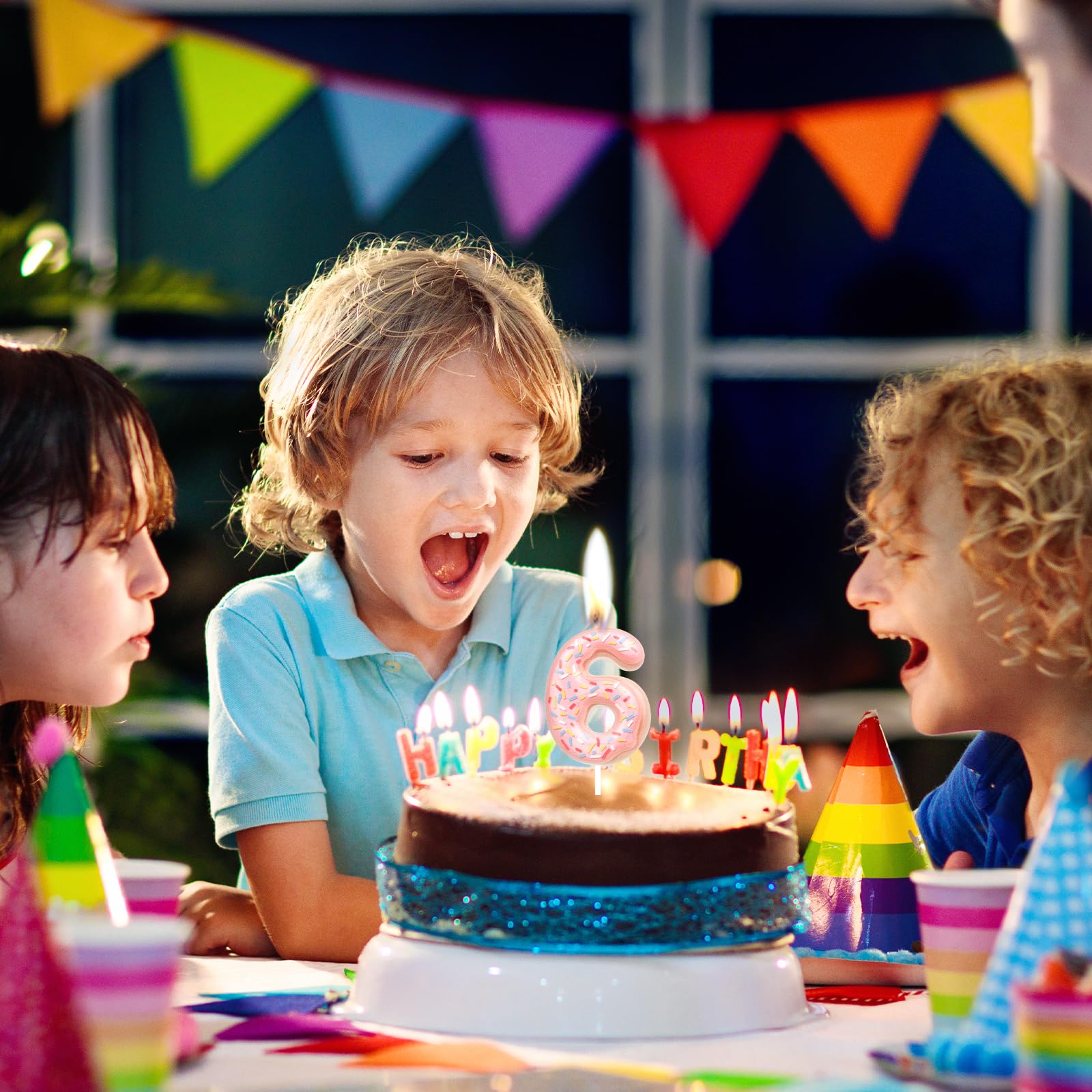 Pastel De Cumpleaños Con Comida De Cumpleaños De Una Vela. | Vector Premium