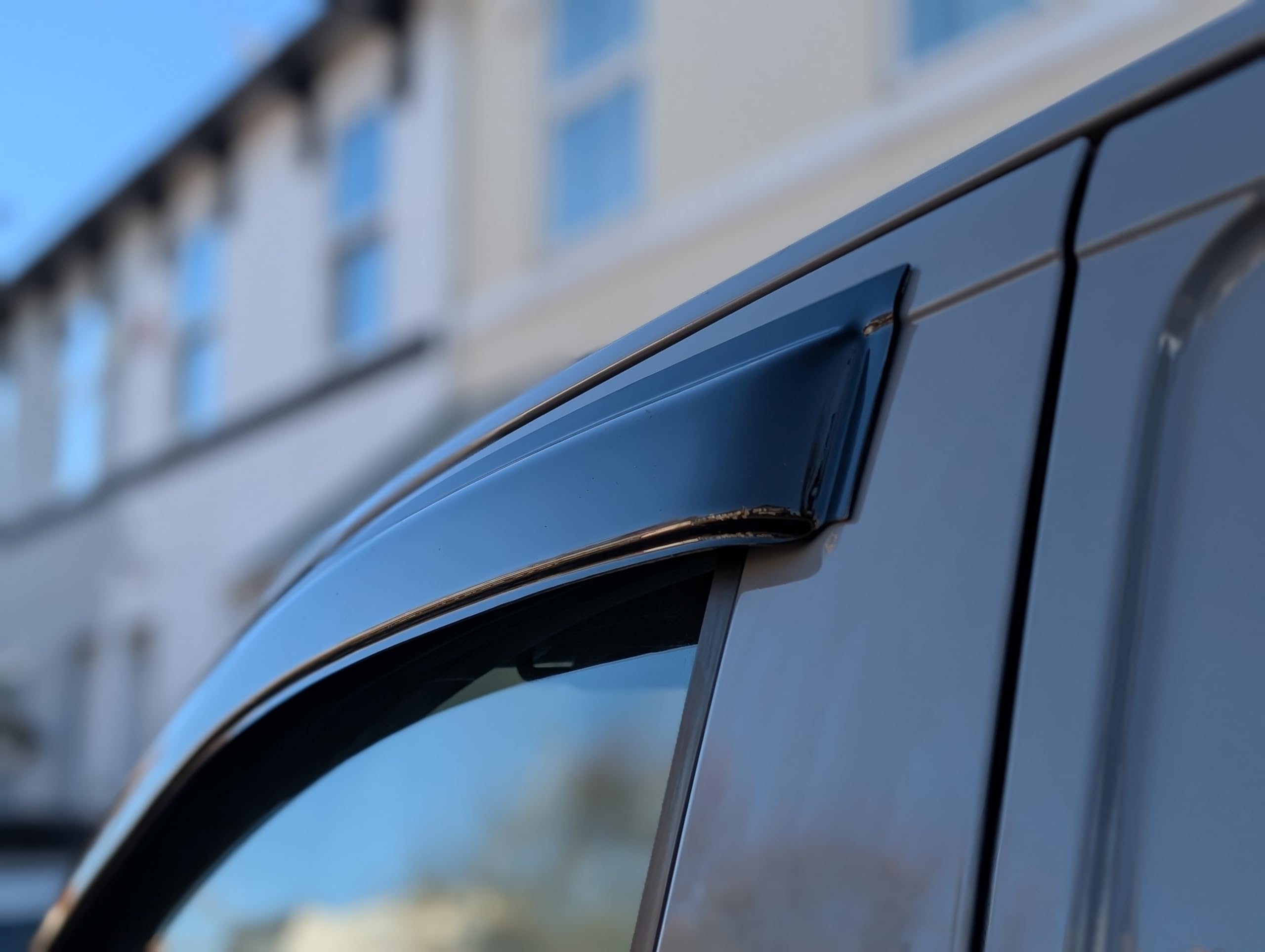 Passend für: Ford Transit Custom 2023+ Windabweiser & VW Transporter T7 (2025+) Scheibenabweiser – 2-teiliges externes Set, getönt, Premium-Aufklebe-Windabweiser für Fahrer und Beifahrer, Reduzierung