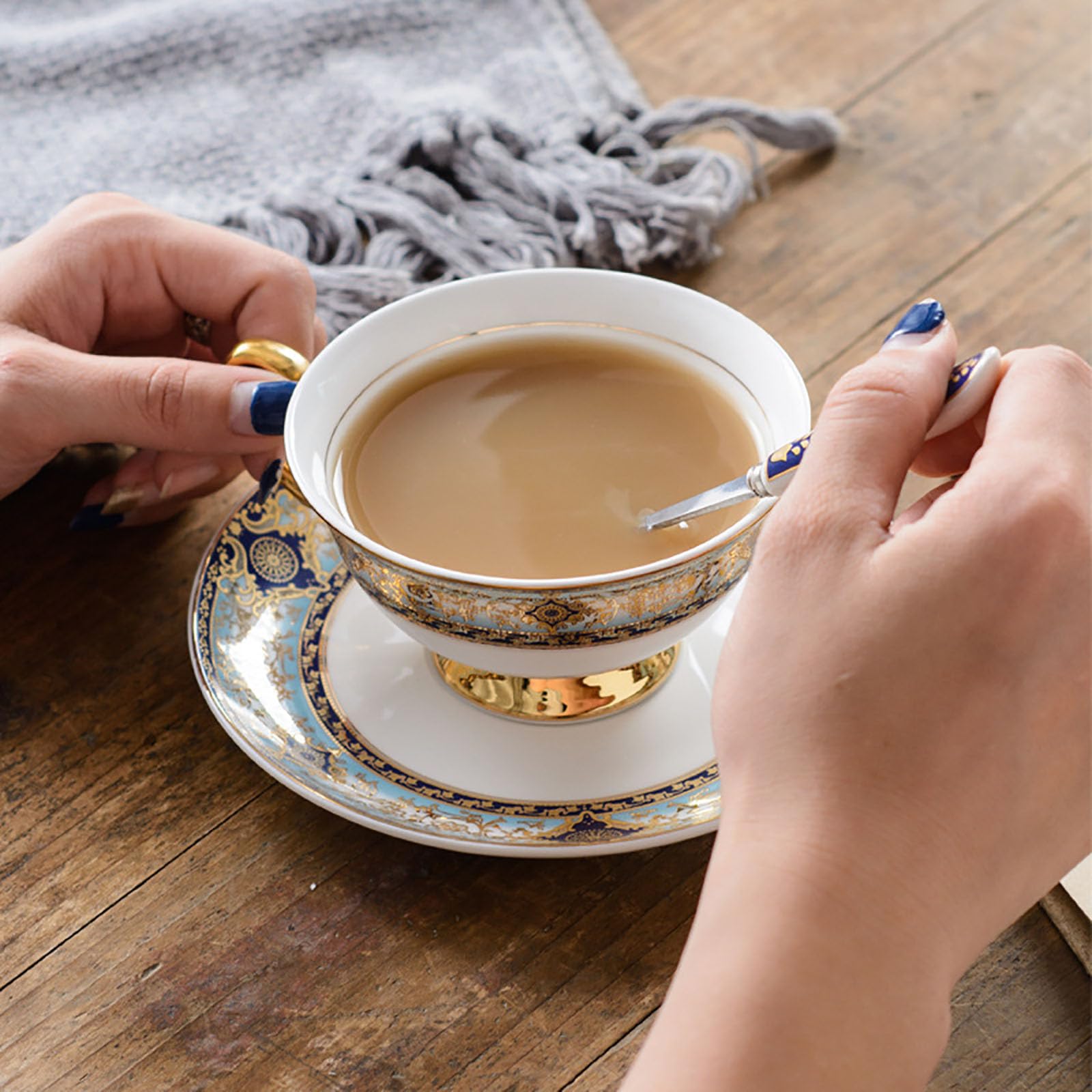 YUDIZWS Juego de tazas de té de porcelana china con cuchara de oro y caja de regalo, tazas de café de té y platillos Juego de 1 taza de té de porcelana Taza,3pcs