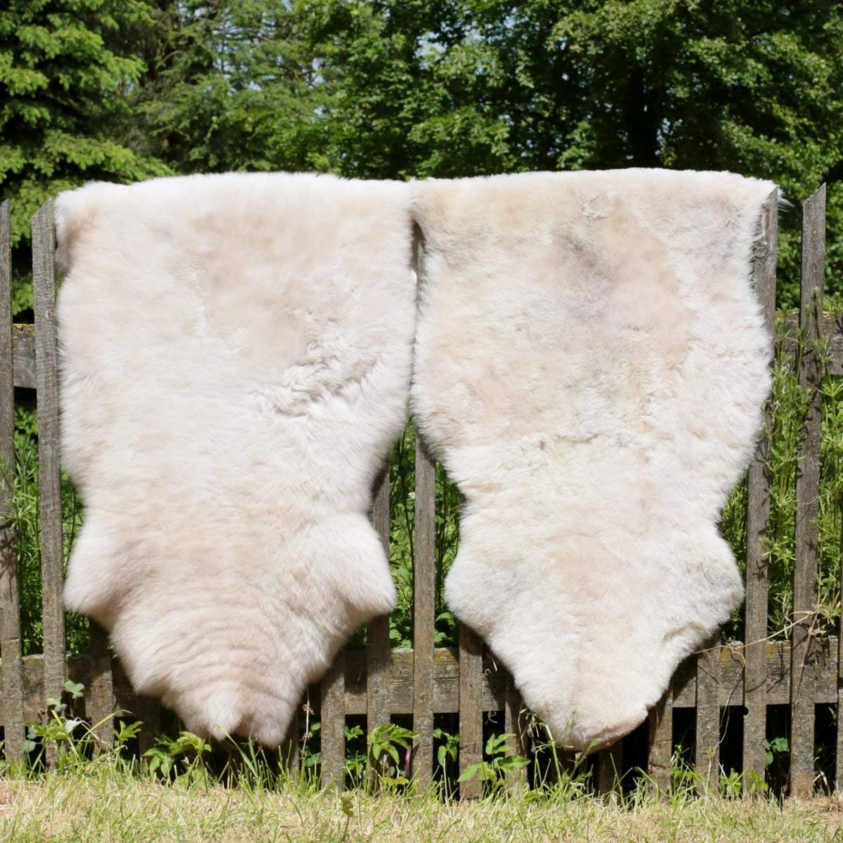 Hollert German Leather Fashion Peau de Mouton Crème Beige Tacheté 100-110 cm Peau de Mouton Mérinos Fourrure Naturelle Fourrure Véritable Ultra-Moelleuse & Souple Décoration