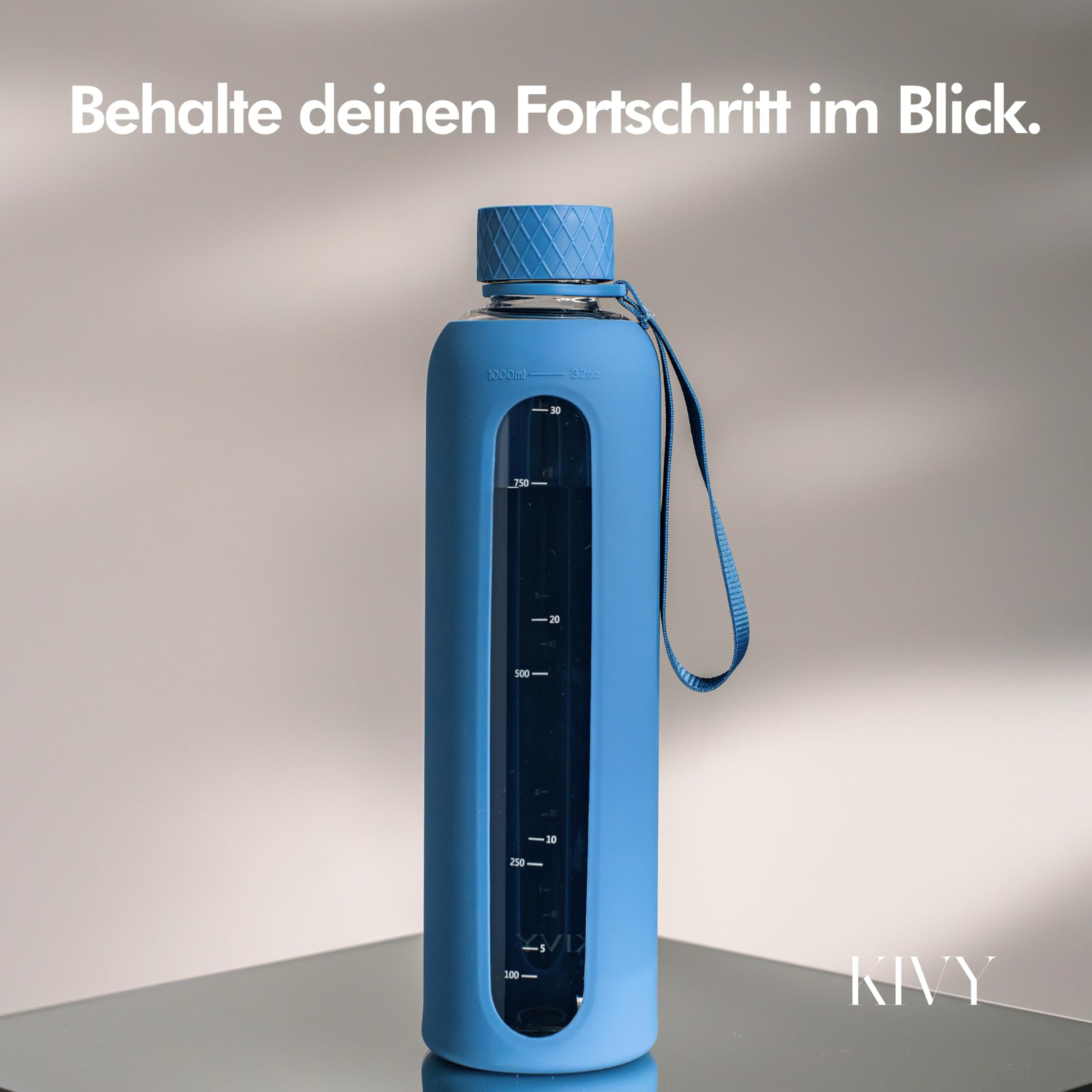 KIVY Glas Trinkflasche 1l mit Silikonschutz [KOHLENSÄURE GEEIGNET] Glasflasche 1 Liter - Wasserflasche 1l mit Messskala - Schlanke Glas Wasserflasche Ästhetisch - Auslaufsicher & Spülmaschinenfest