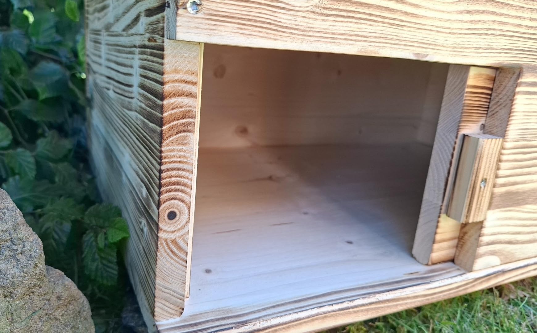 Schildkrötenhaus mit verschließbarem Eingang Boden und abnehmbares Dach aus 18mm starkem Fichtenvollholz geflammt (SK02G)