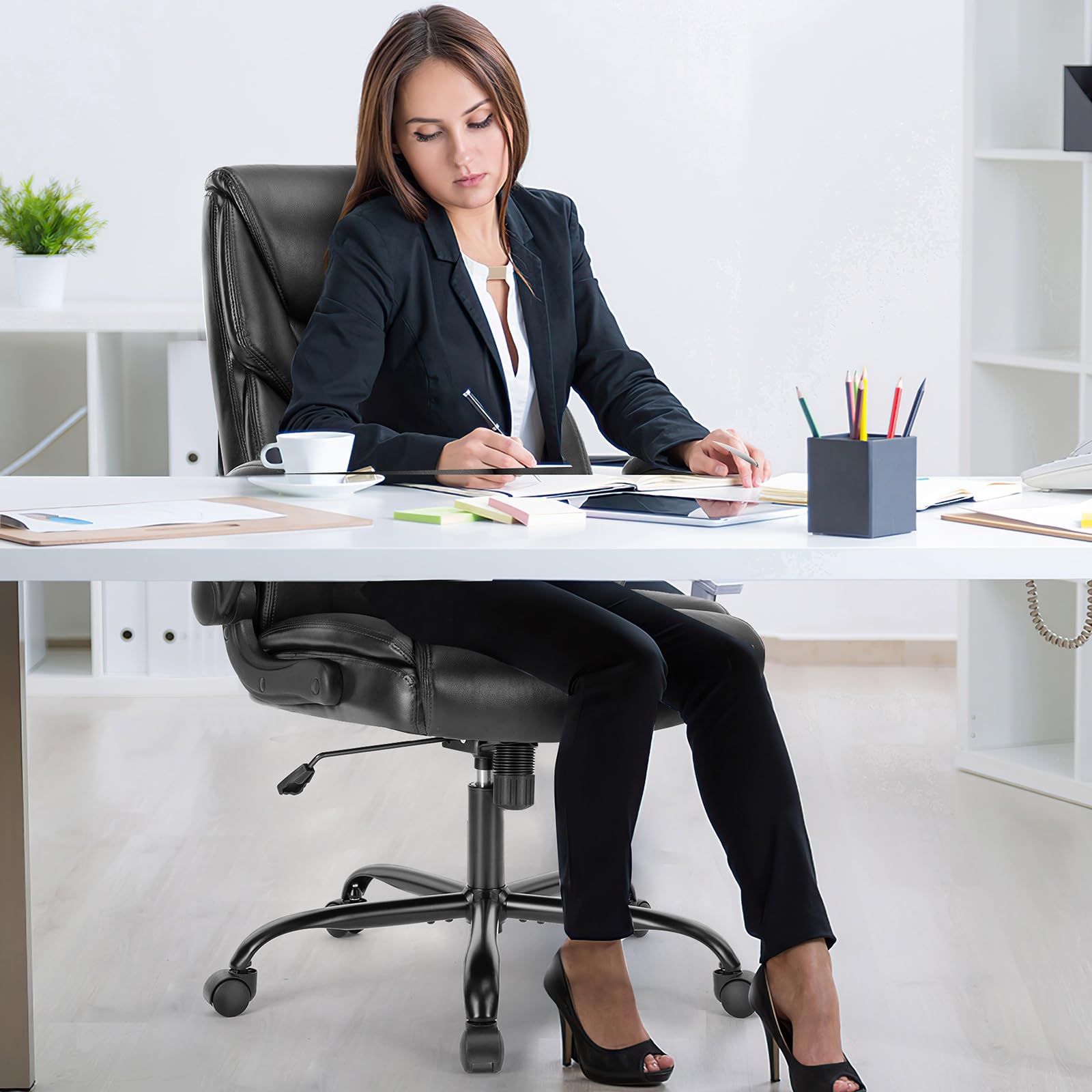 Silla de Oficina ergonómica de Cuero con Respaldo Ajustable a 120° y Capacidad de 125 kg (275 lbs) - Silla de Ordenador de Respaldo Alto con reposabrazos abatibles y Ruedas Flexibles de 360°