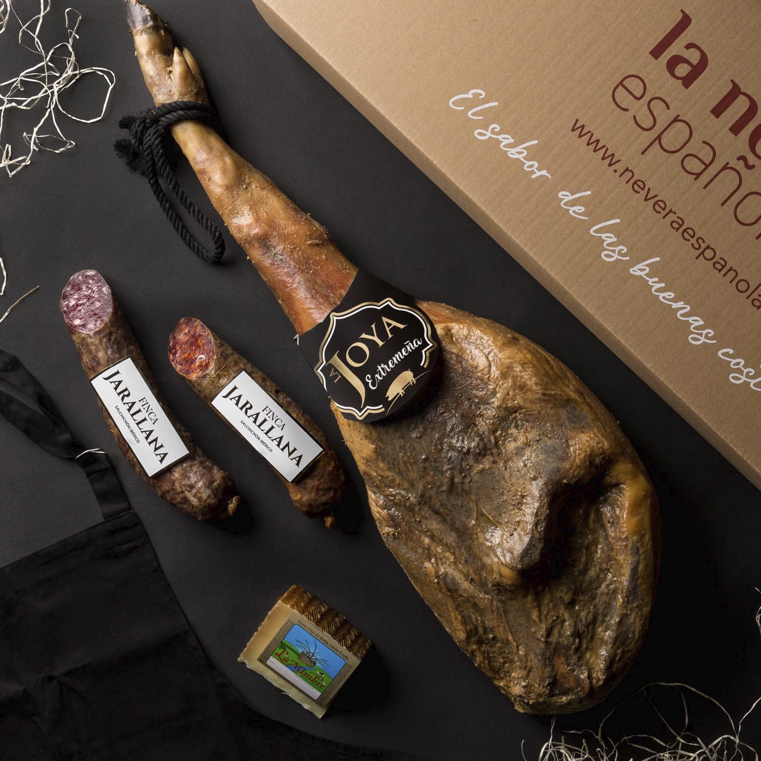 La Nevera Española - Lote de Jamón la Joya Extremeña, Chorizo y Salchichón Finca Jarallana, Cuña de Queso de Oveja y Delantal - Pack de Productos Nacionales