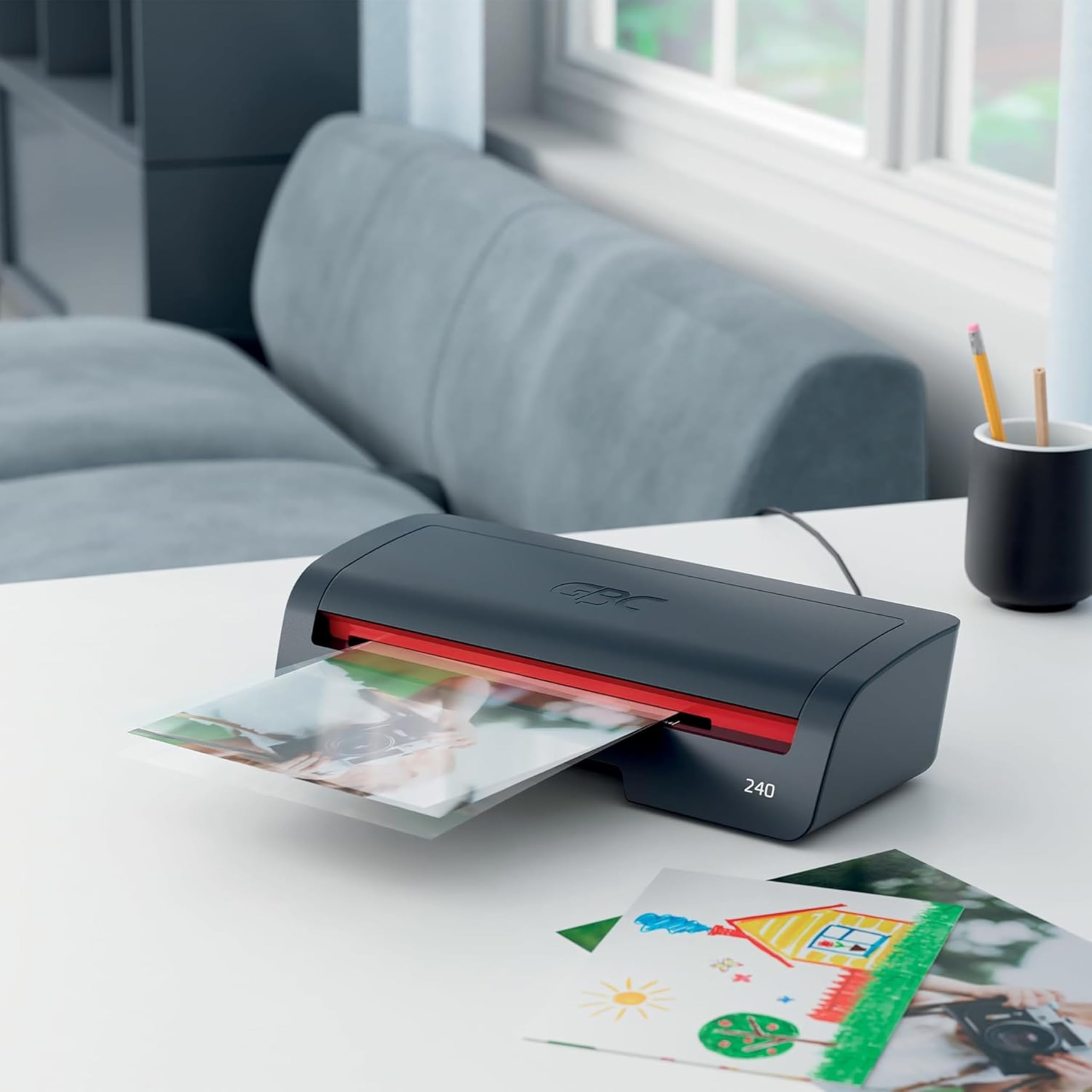 GBC 4410068EU - Plastificadora 240 Home Office A4, Calentamiento Rápido en 2 Minutos, 75-125 Micras, Antiatascos, Apagado Automático, Incluye 5 Fundas de Plastificación A4, Negro/Rojo