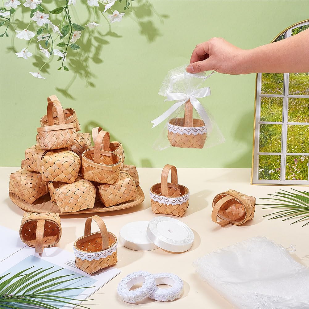 OLYCRAFT 24 Sets Mini Geflochtene Körbe mit Griffen Kleine Blumen Obst Picknickkörbe Weihnachtsmini Geflochtener Korb mit Weißer Spitzenband Verzierung für Hochzeit Party Geschenk Deko