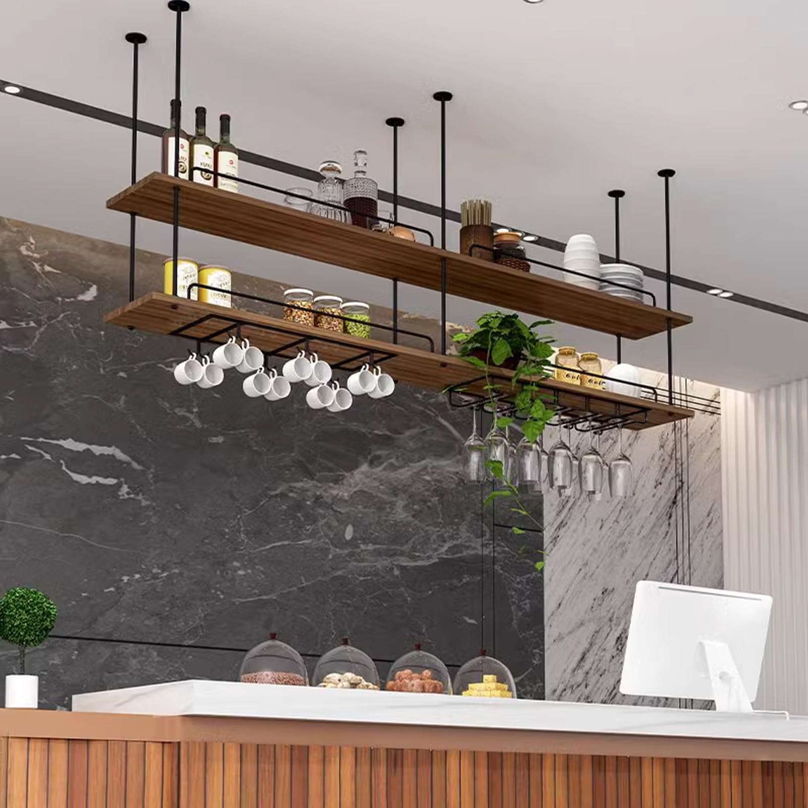 Support à verres à vin suspendu pour créer un coin bar industriel dans la cuisine
