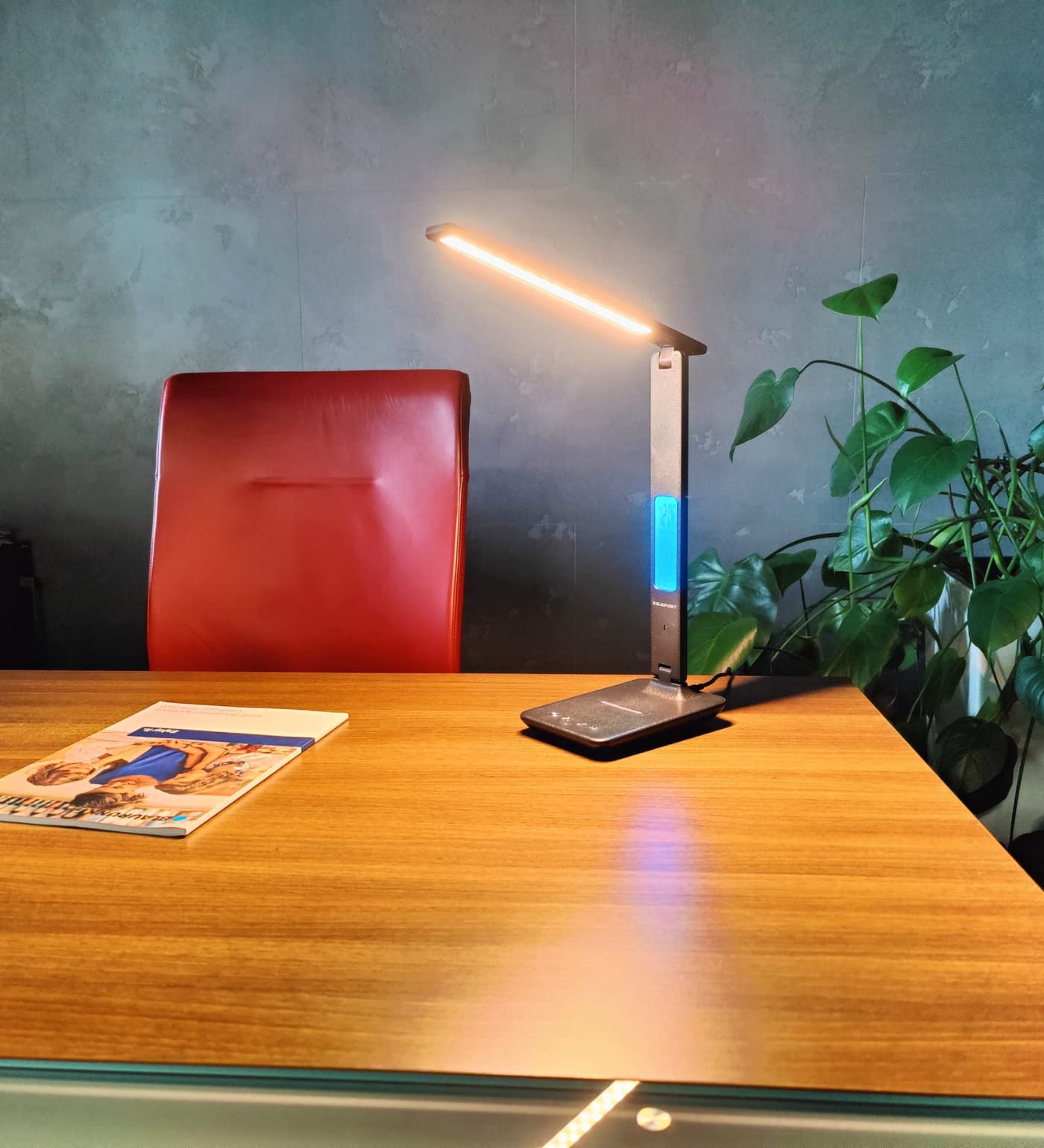 Blaupunkt LED-Schreibtischlampe mit kabellosem Ladegerät - USB-Ladeanschluss - Dimmbare Tischlampe 5 Farbmodi - Verstellbarer Arm - Büro - Leselicht - LCD-Anzeige Uhr Kalender Thermometer - Schwarz