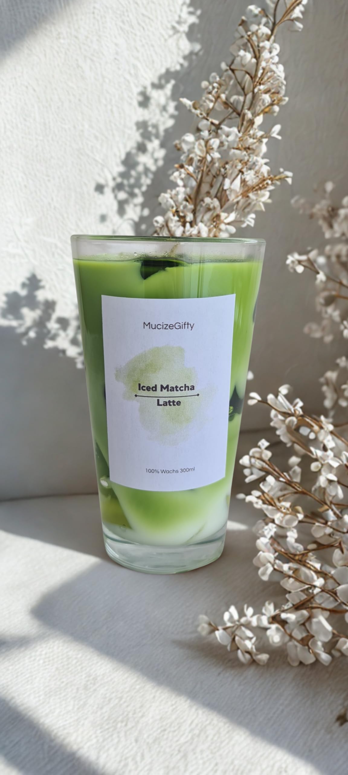 MucizeGifty Iced Matcha Latte Duftkerze – Handgemacht aus Sojawachs & Gelwachs im Glas – 330 ml – Matcha & Honig Duft – Geschenkidee für Duftkerzenliebhaber